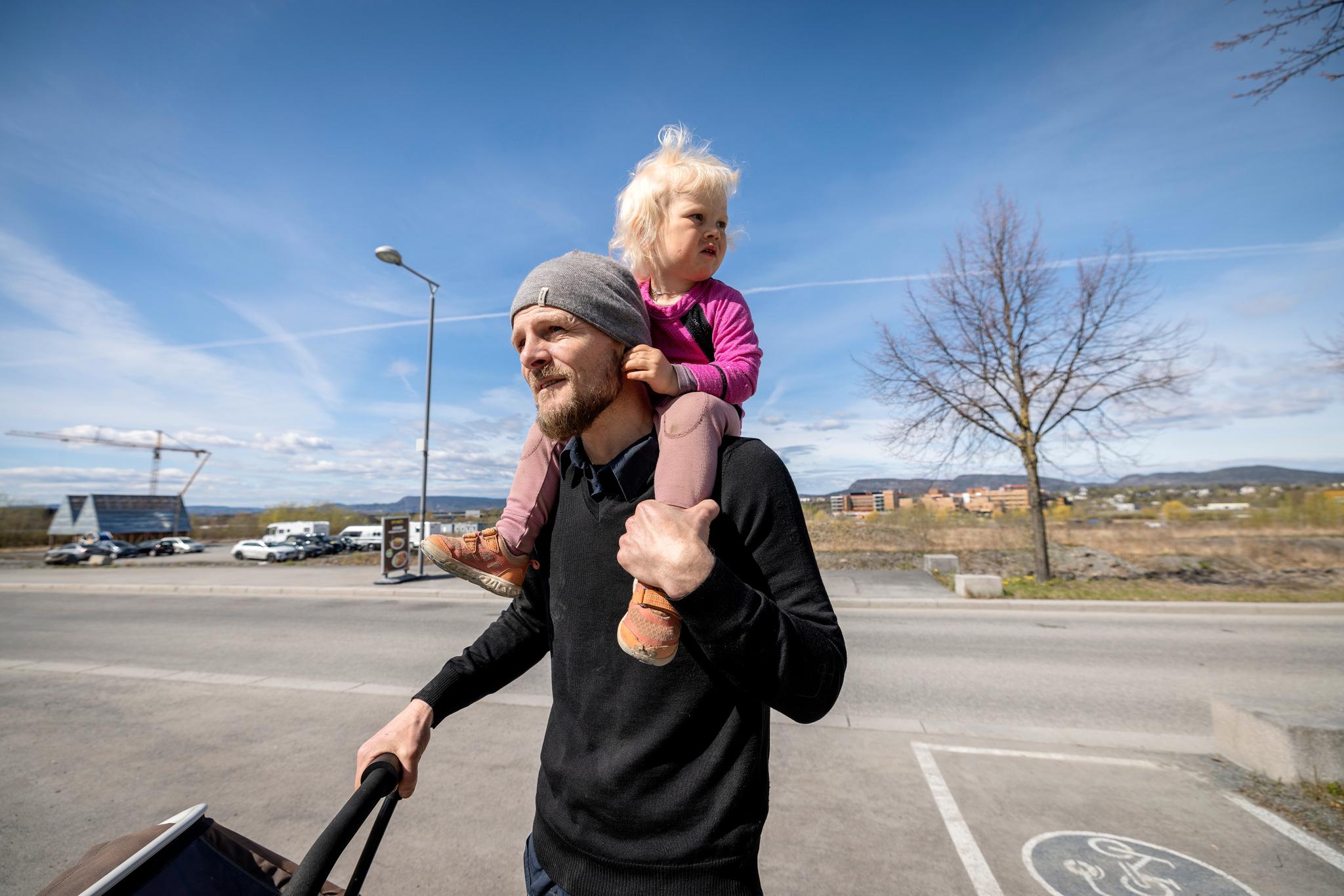  Lars Erik Sandhaug med datteren Julie (2) på skuldrene. Han mener det er på tide at elbilistene bidrar mer i bomringen og håper Fornebubanen bygges. 