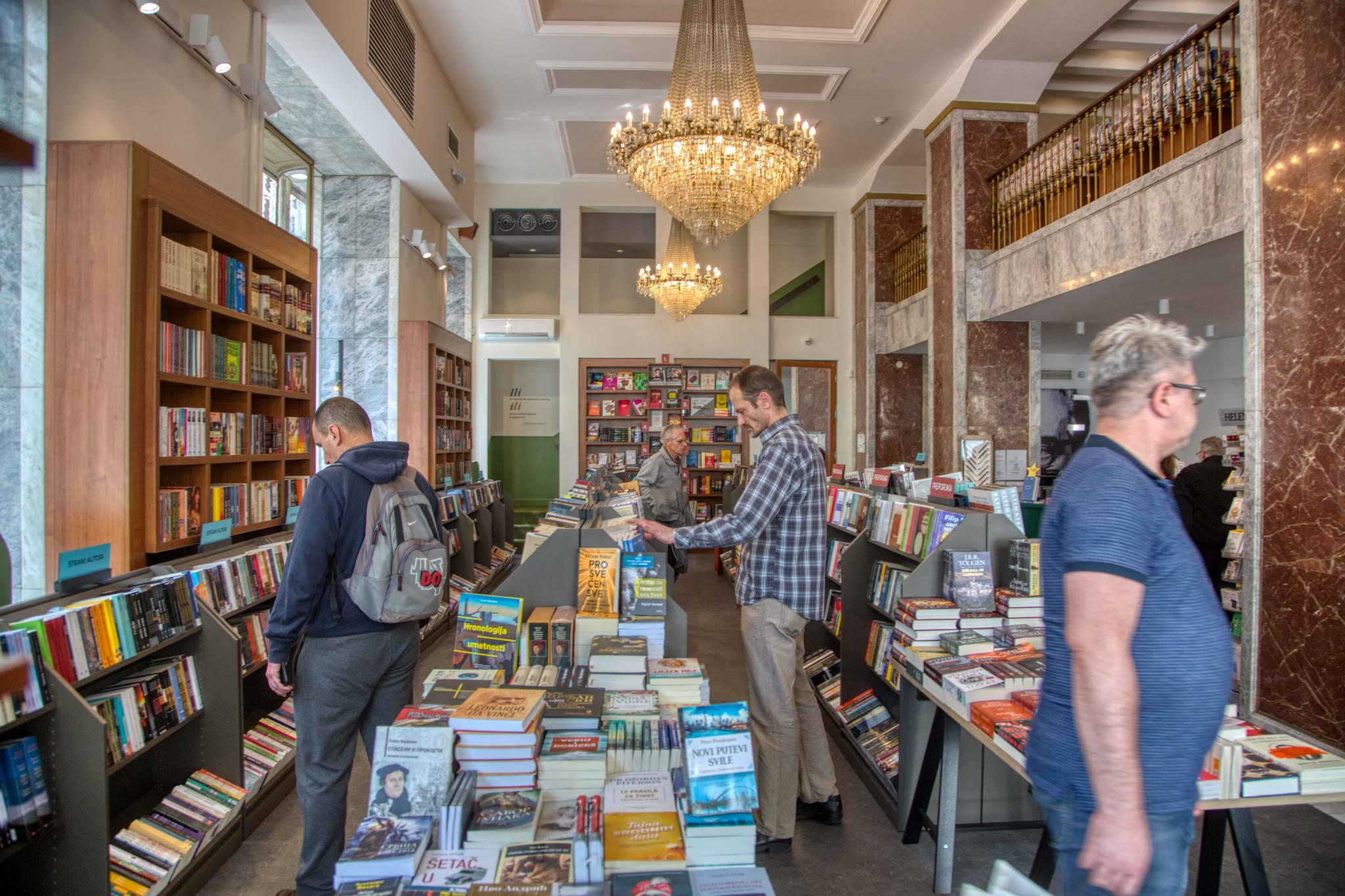De fleste bøkene i Beograds bokhandlere er på serbisk, men det er likevel verdt å stikke innom flere av dem for å se på de flotte omgivelsene.