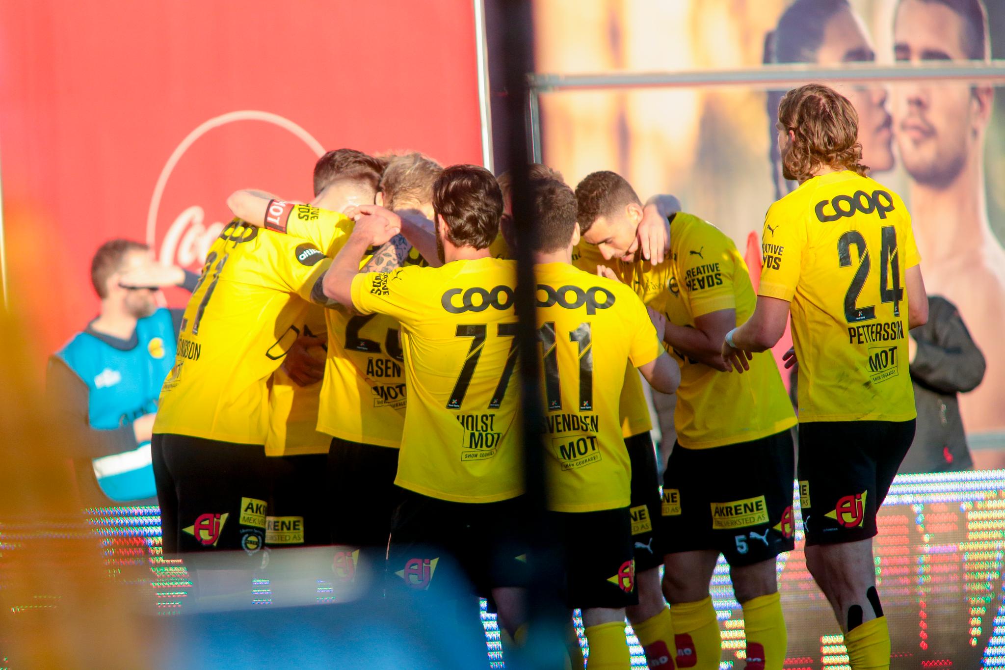 JUBEL TIL SLUTT: Holmbert Fridjonsson omringes av lykkelige medspillere etter matchvinnermålet.