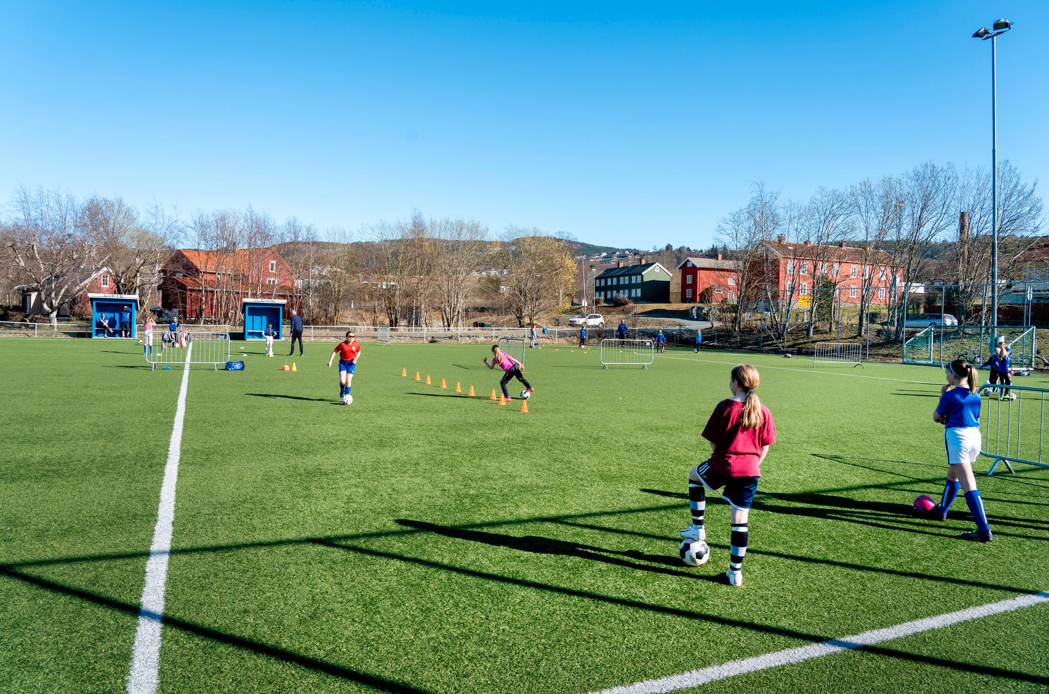 Koronafotball med avstand i Trondheim i april.