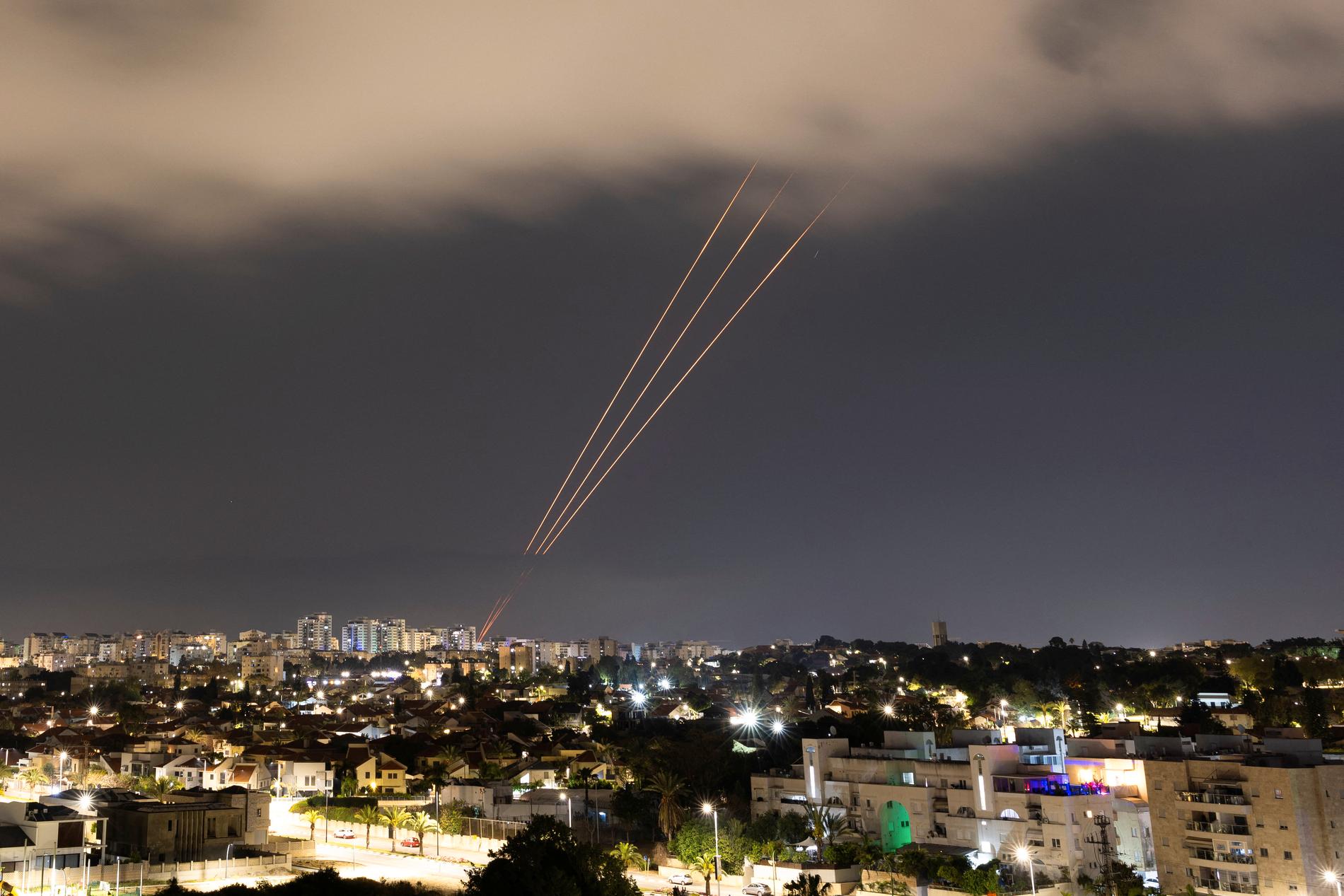 Det israelske luftvernet skyt ned dronar i byen Ashkelon.