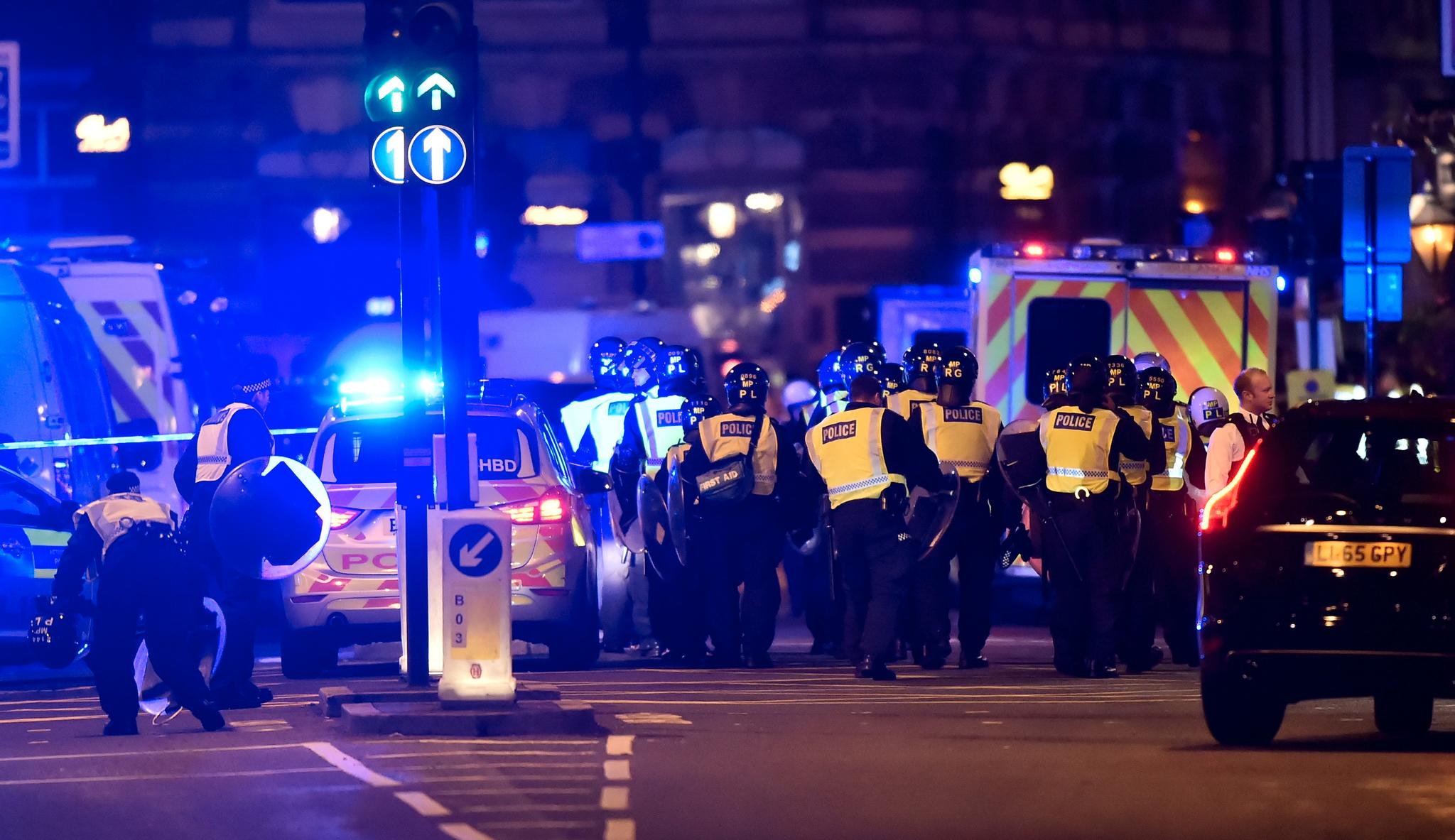 48 sårede personer er kjørt til sykehus etter at en varebil kjørte på fotgjengere i London sentrum lørdag kveld. Flere menn skal ha hoppet ut av varebilen og gått til angrep på folk med kniver.
