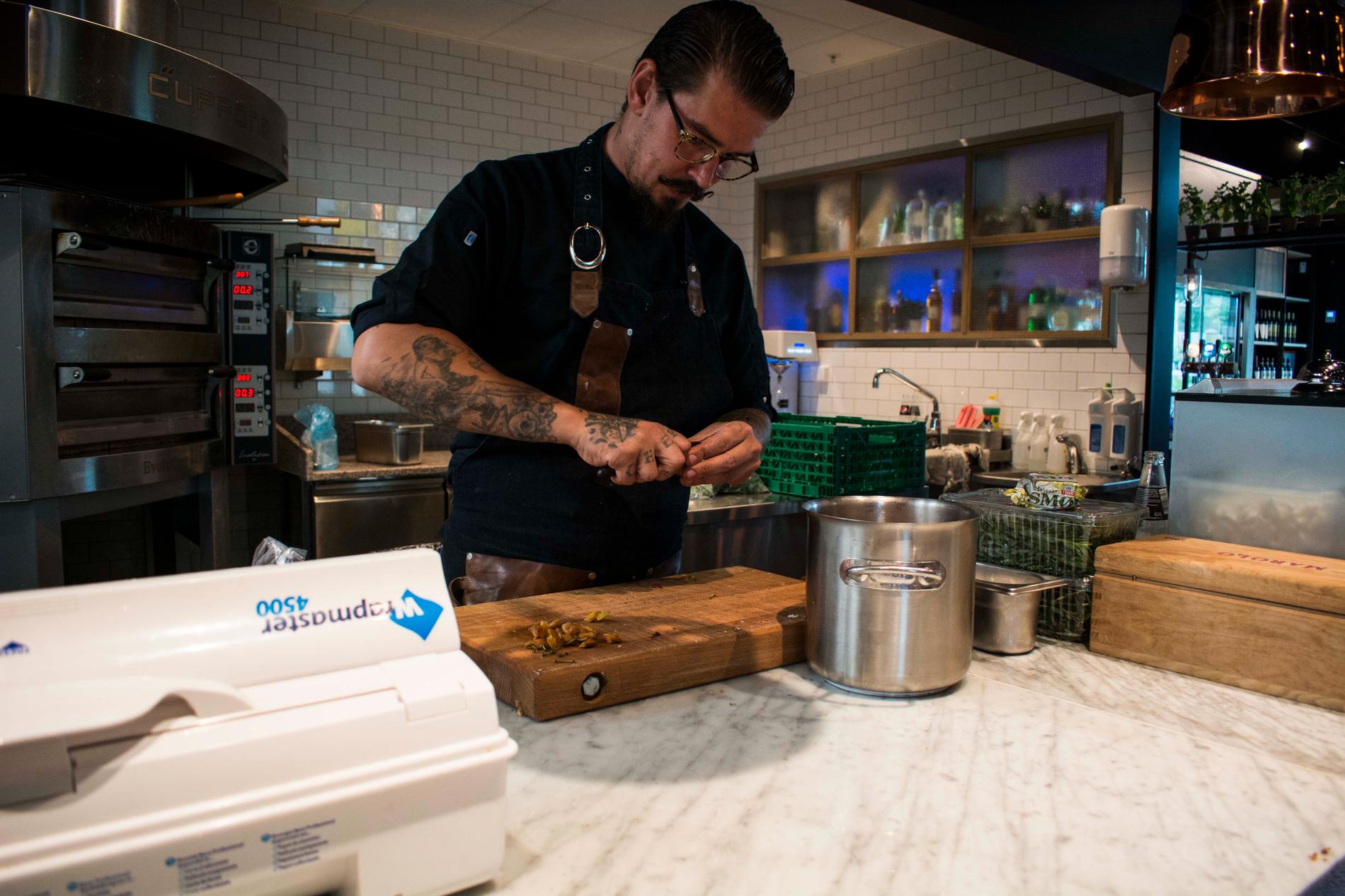 Alexander Geiro elsker å være kokk, og kunne ikke tenkt seg å gjøre noe annet. Nå skal han være med å åpne en ny restaurant for første gang.