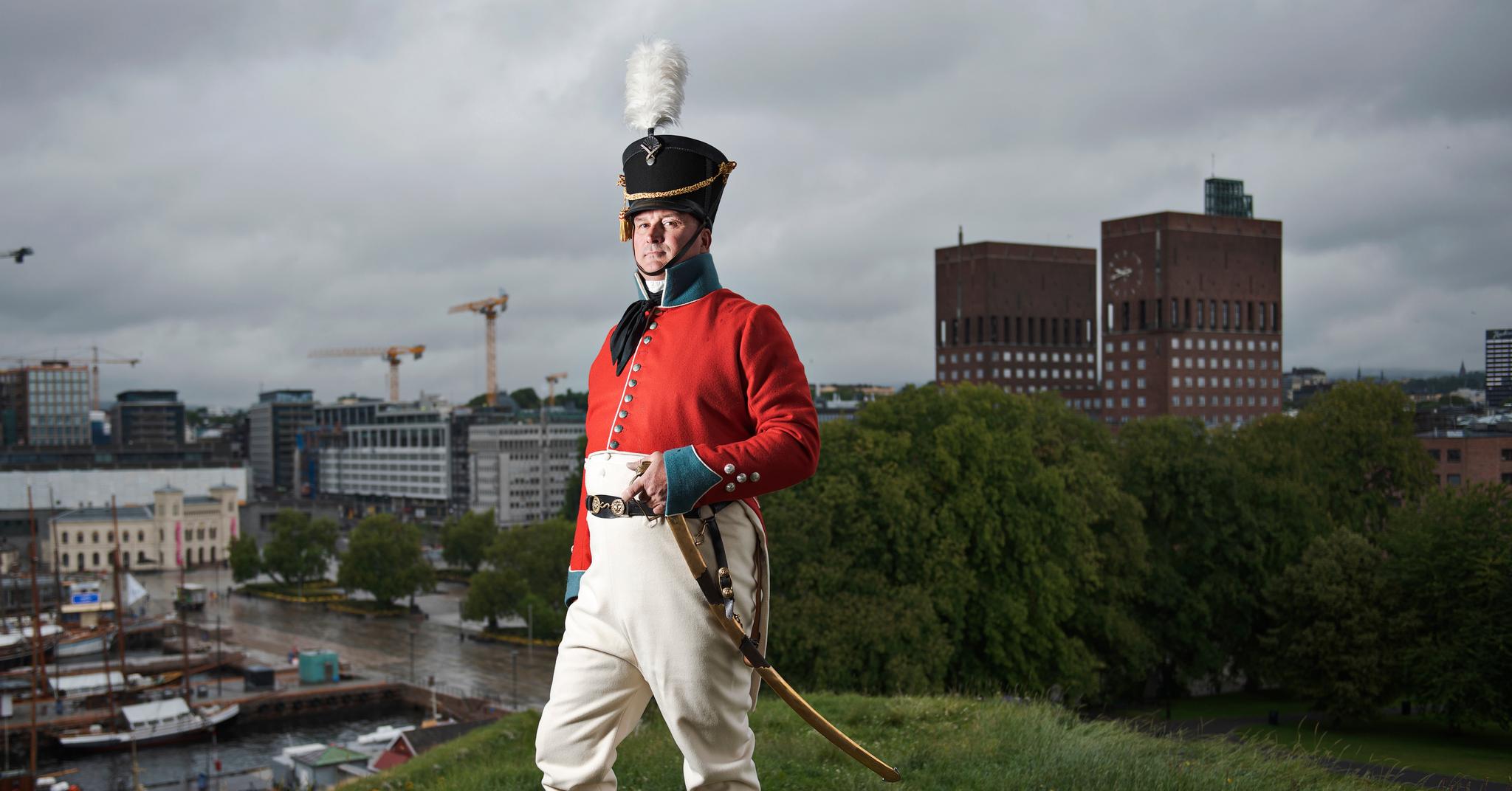 Nei, dette er ikke fra en film – det er plassmajor Johan Rørvik, iført befalsuniform anno 1814. Bildet er tatt på Skarpenords Bastion på Akershus festning. 