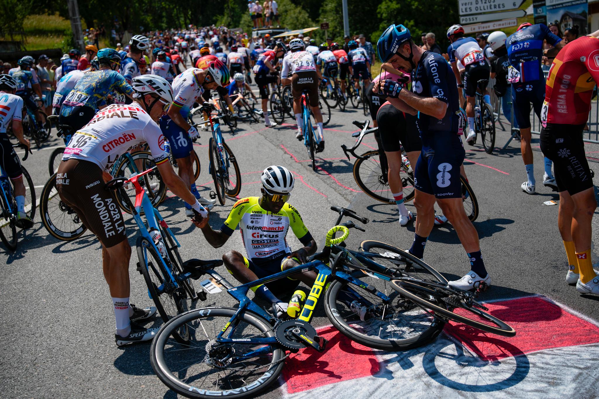 The scenes caused a new mass riot in the Tour de France: – Please