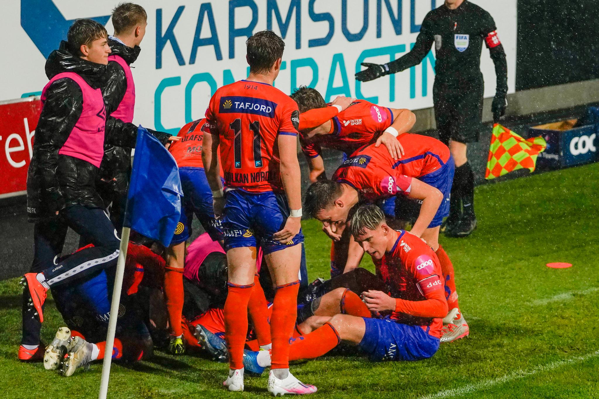 Aalesund-spillerne omfavner Niklas Castro i 1-0-seieren over Haugesund. 