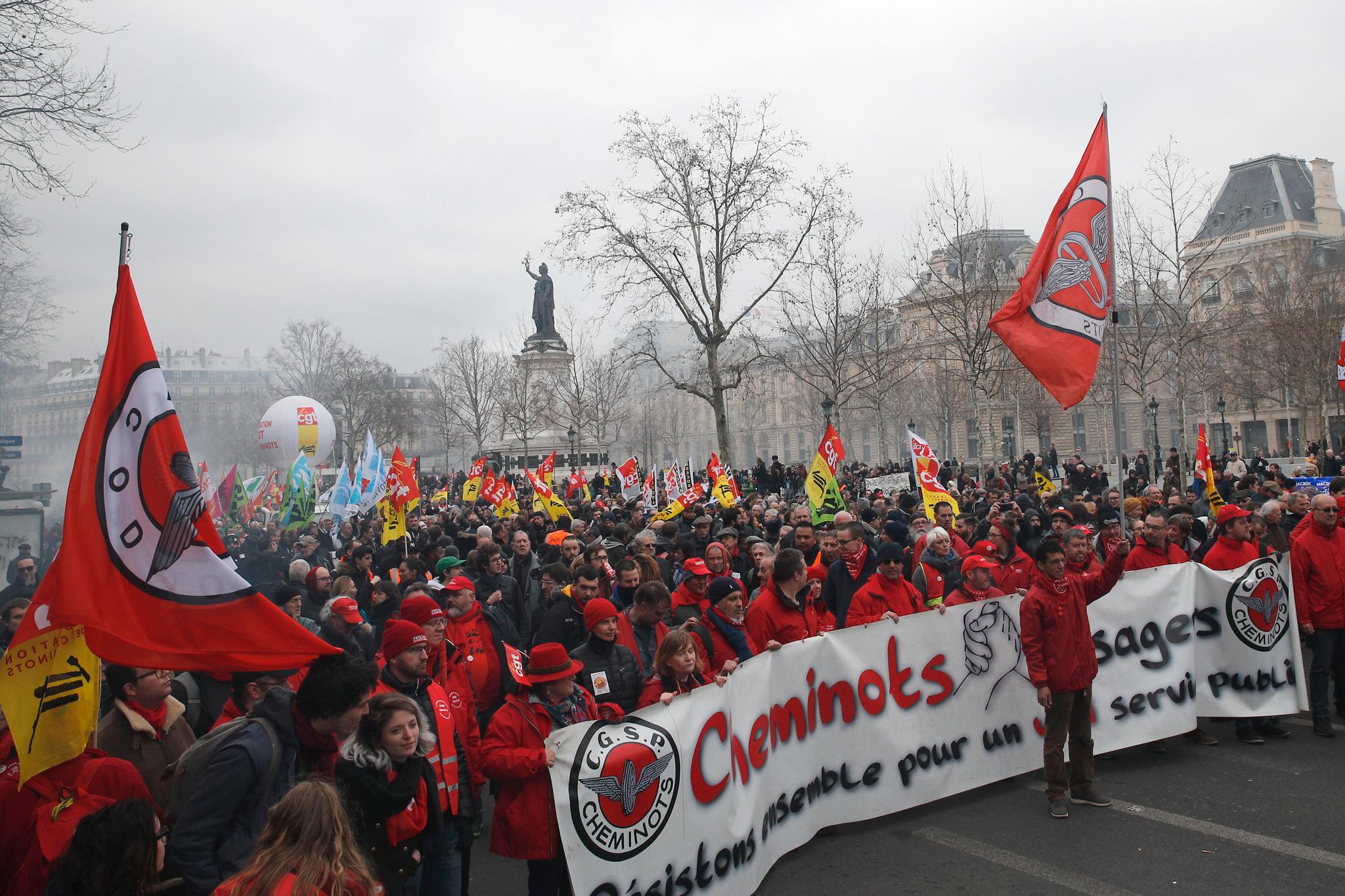 Franske jernbanearbeidere var blant de mange titusener som streiket i Frankrike torsdag. Foto: AP / NTB scanpix
