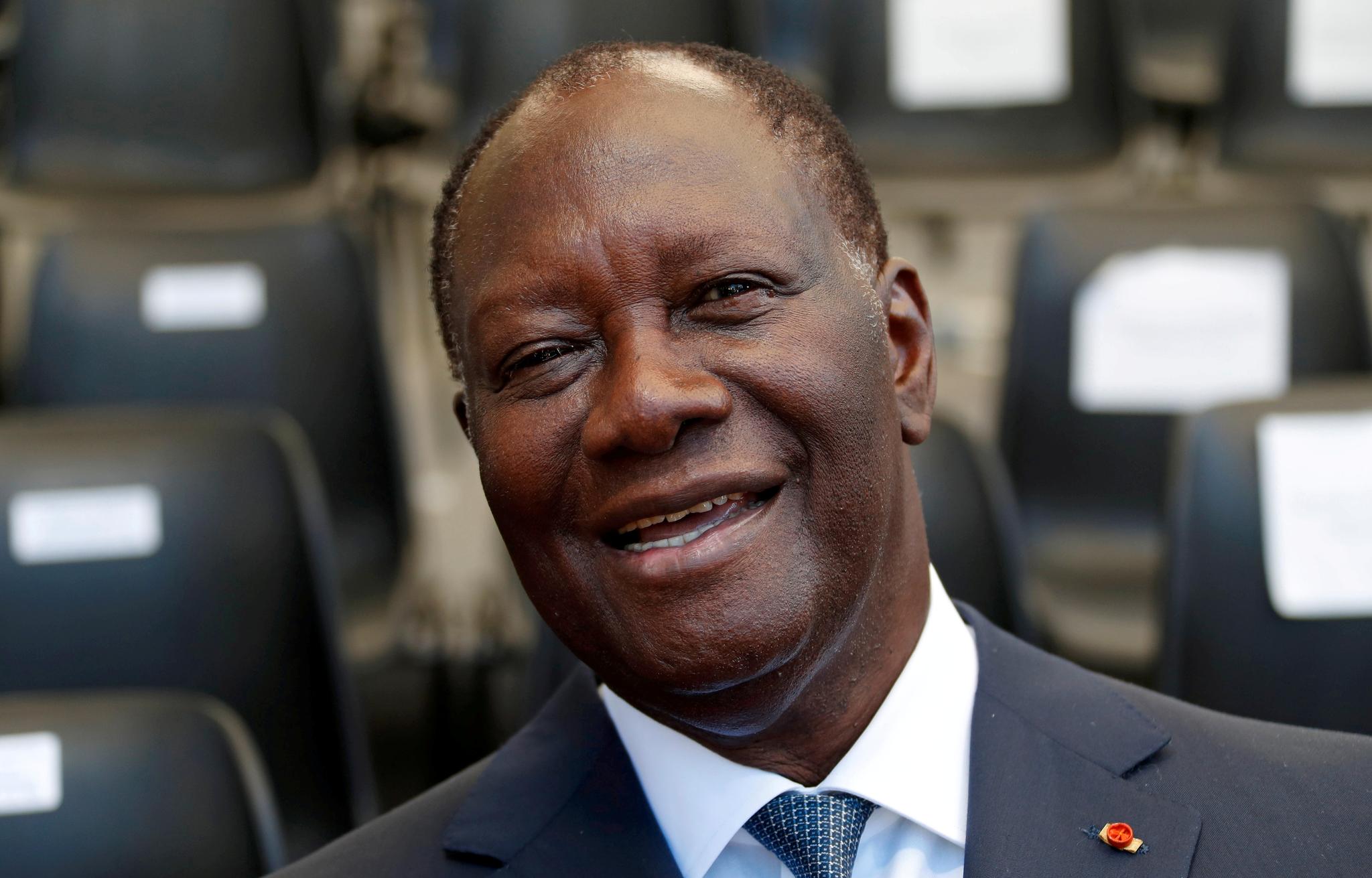 President Alassane Ouattara forbløffer sine kritikere ved å si at han går av. 