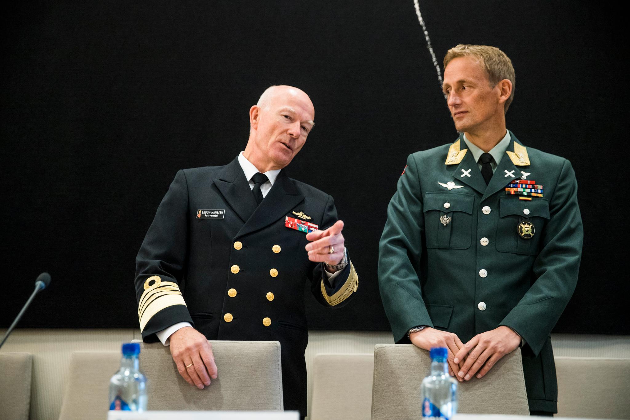 Forsvarssjef Haakon Bruun-Hanssen og sjef i Heimevernet Eirik Johan Kristoffersen avdramatiserte innholdet i Riksrevisjonens rapport.