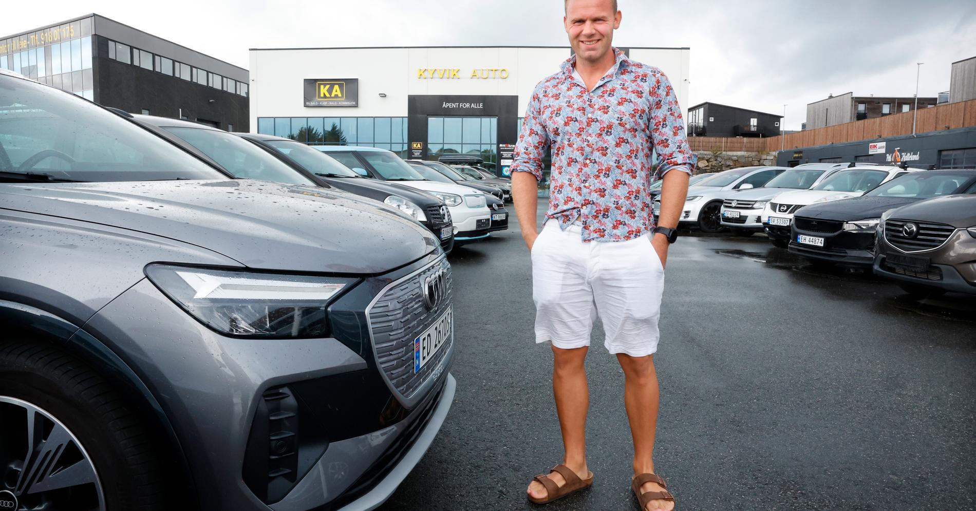 Selger bruktbiler i hawaiskjorte og shorts: - Ikke pengene som driver meg