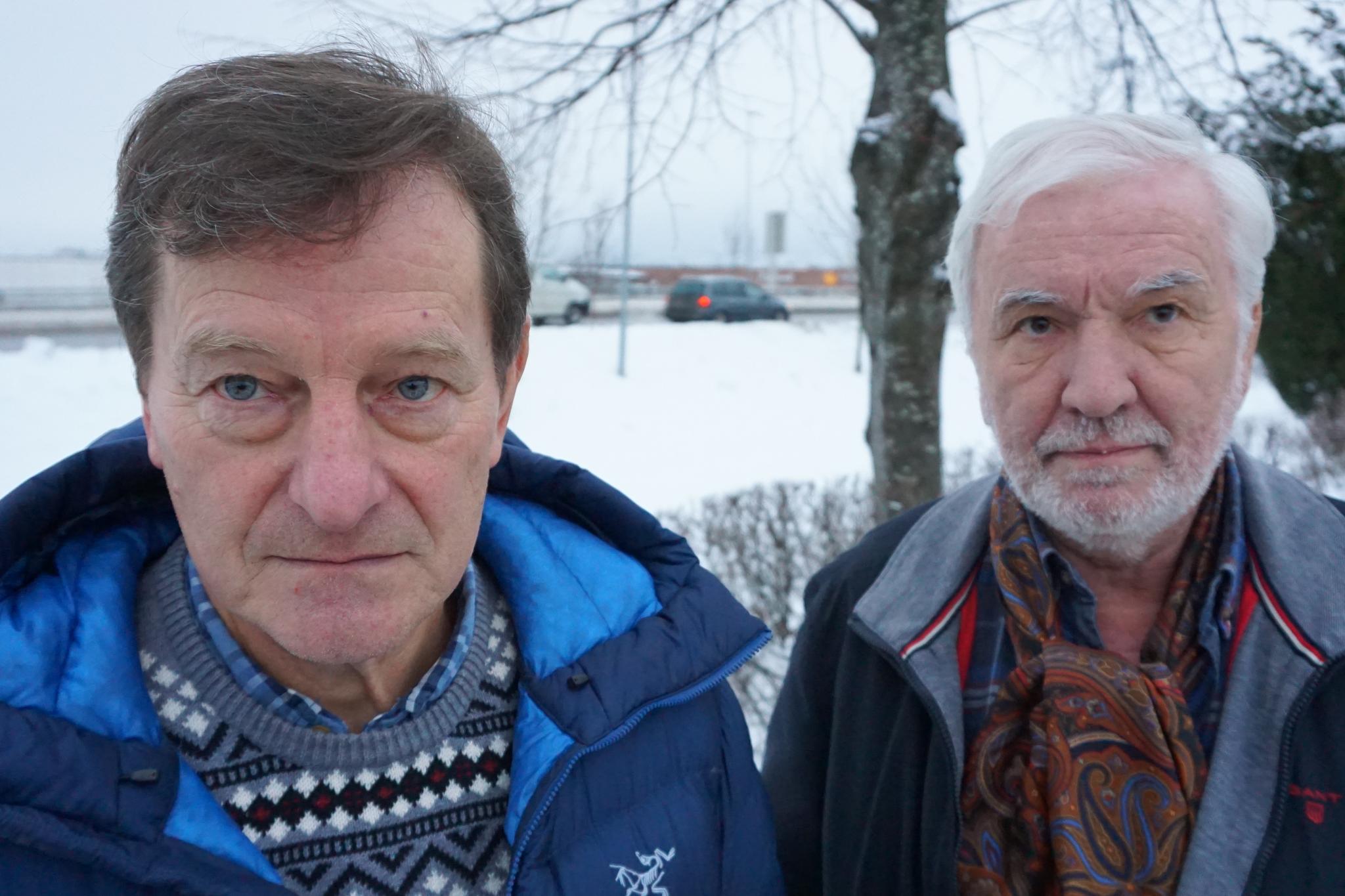 Naboene Rolf A. Letvik (t.v.) og Tore Skansen forteller om mye uro og usikkerhet i nabolaget etter at Anne-Elisabeth Hagen (68) forsvant i slutten av oktober. De kritiserer deler av politiets fremgangsmåte.