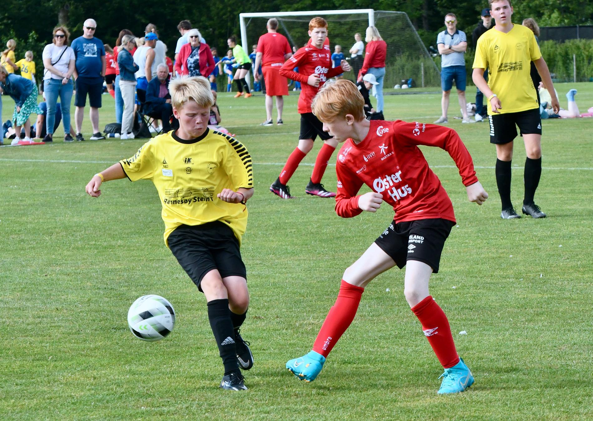 SPESILET: Rennesøy FK G13 og Mastra IL G13 møtte hverandre to ganger i løpet av Vildbjerg Cup. Her spiller de den første kampen. 