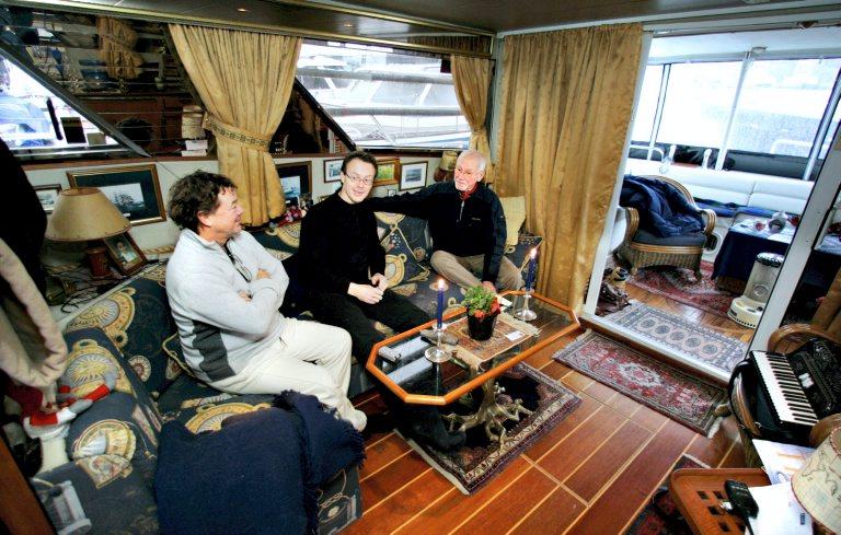 Båten har sine svakheter som bolig, men de elsker å bo i båt likevel. Fra v: Gunnar Johannessen, Harald Egeberg og Per Aalborg.
