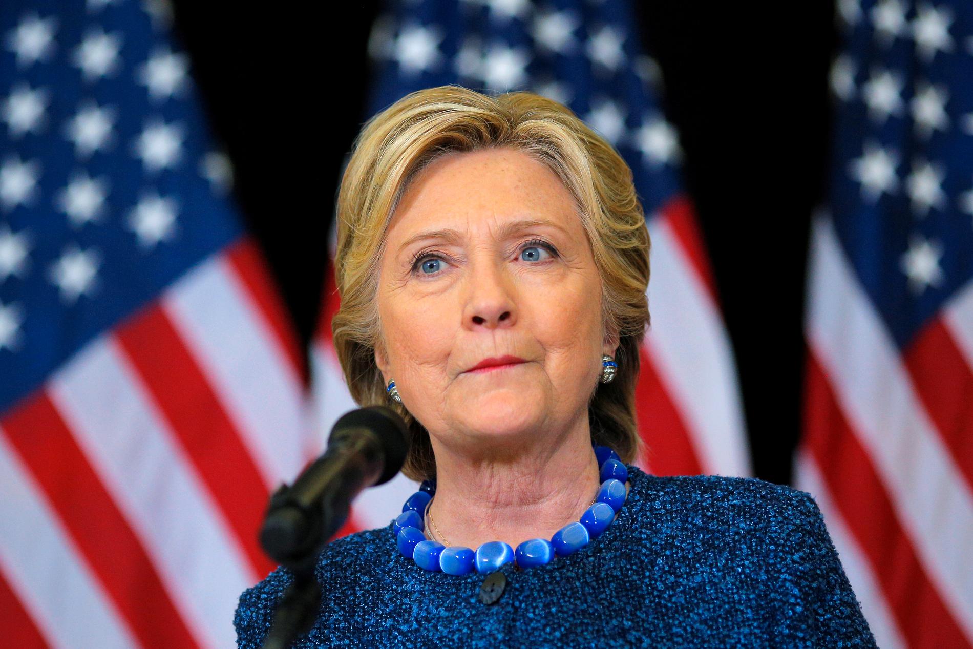 Demokratenes presidentkandidat Hillary Clinton under en spontan presskonferanse om FBIs nye funn av flere av hennes eposter som de hevder kan være av interesse. Foto: Brian Snyder / Reuters / NTB scanpix