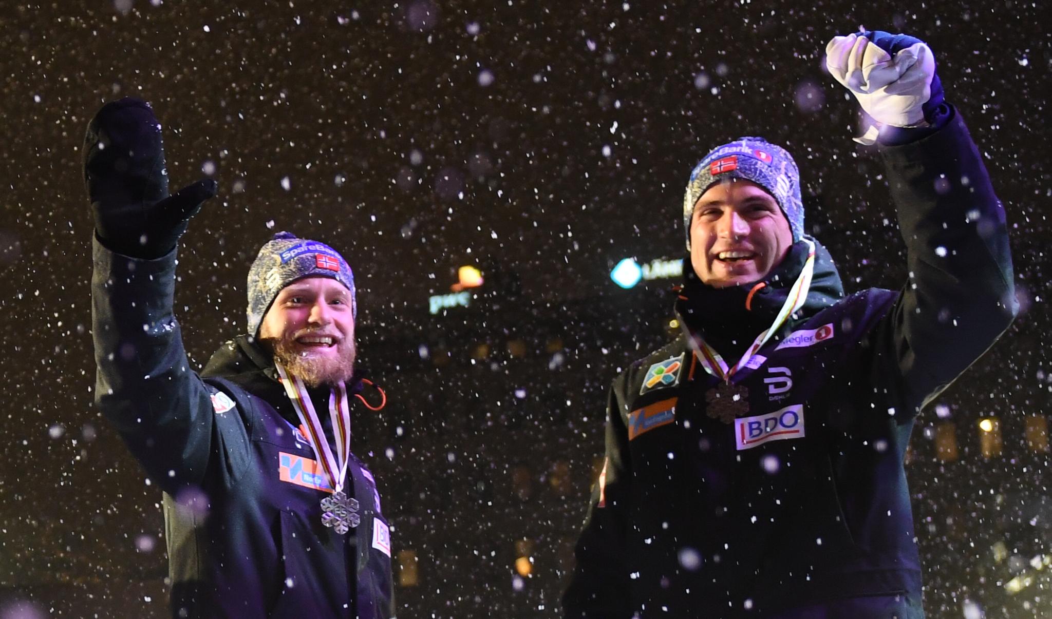 MEN IN BLACK: Martin Johnsrud Sundby og Niklas Dyrhaug på medaljeseremonien.