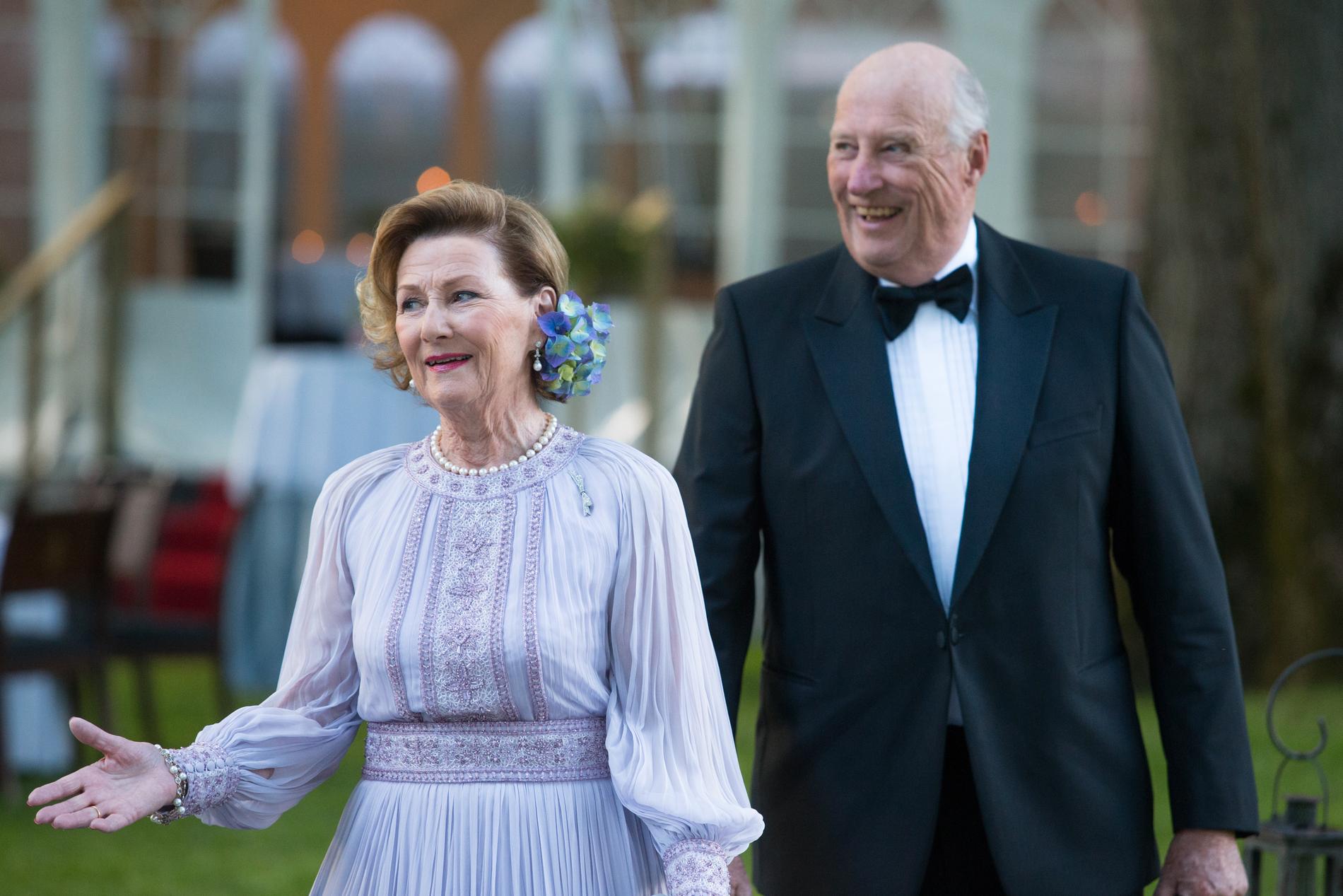 BURSDAG: Jubilant dronning Sonja med ektemann tar imot gjestene på Bygdøy. 