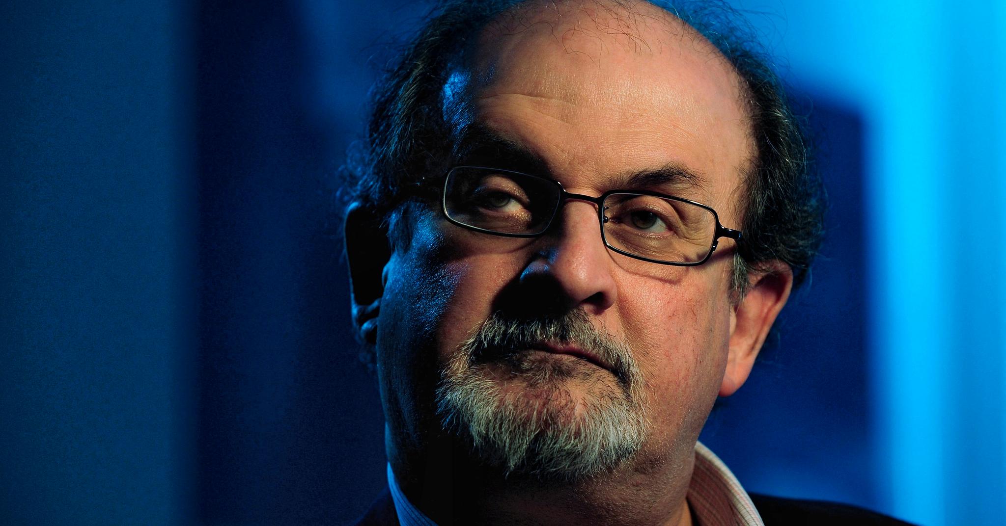 Forfatter Salman Rushdie har levd med dødstrusler i over 30 år. Fredag sist uke ble han knivstukket flere ganger i halsen. 