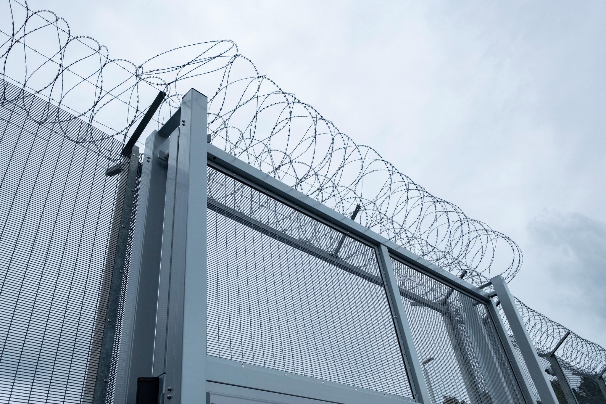 Sivilombudsmannen gjennomførte ingen tilsyn ved norske fengsler i 2019. På bildet ser vi piggtråden som topper gjerdene i det nyåpnede Mandal fengsel. 