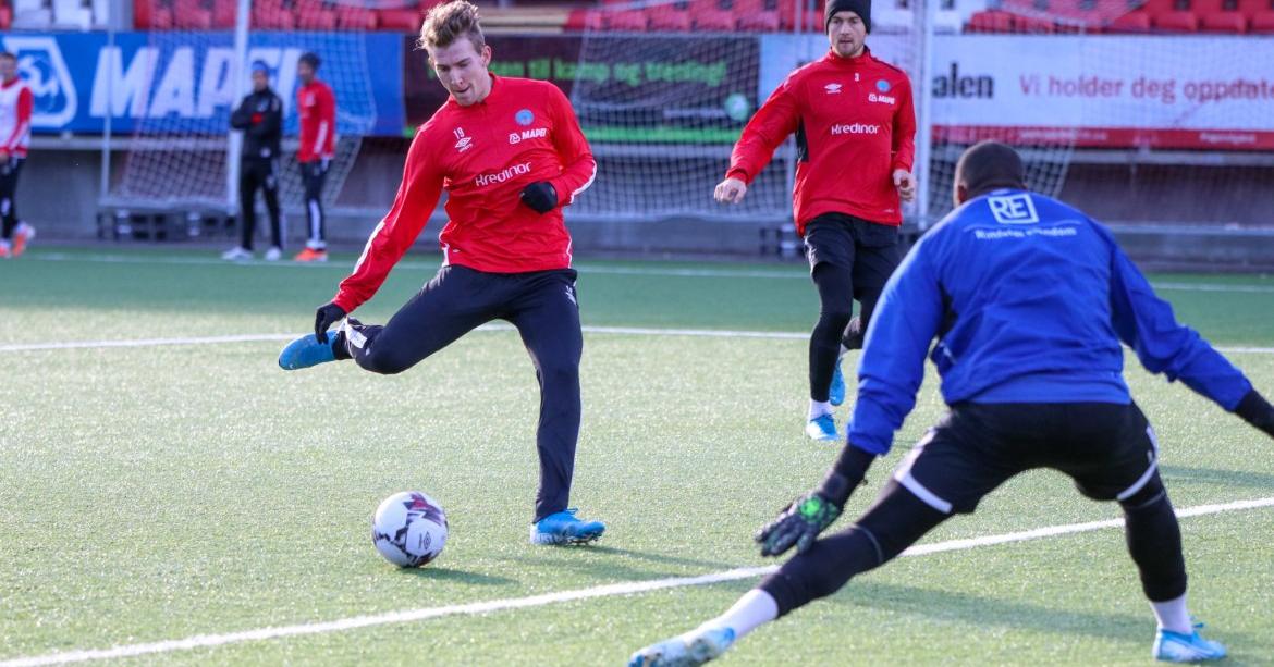 Joacim Holtan skal trene med Kongsvinger ut neste uke. Her scorer han på Kongsvinger-keeper Ali Ahamada.