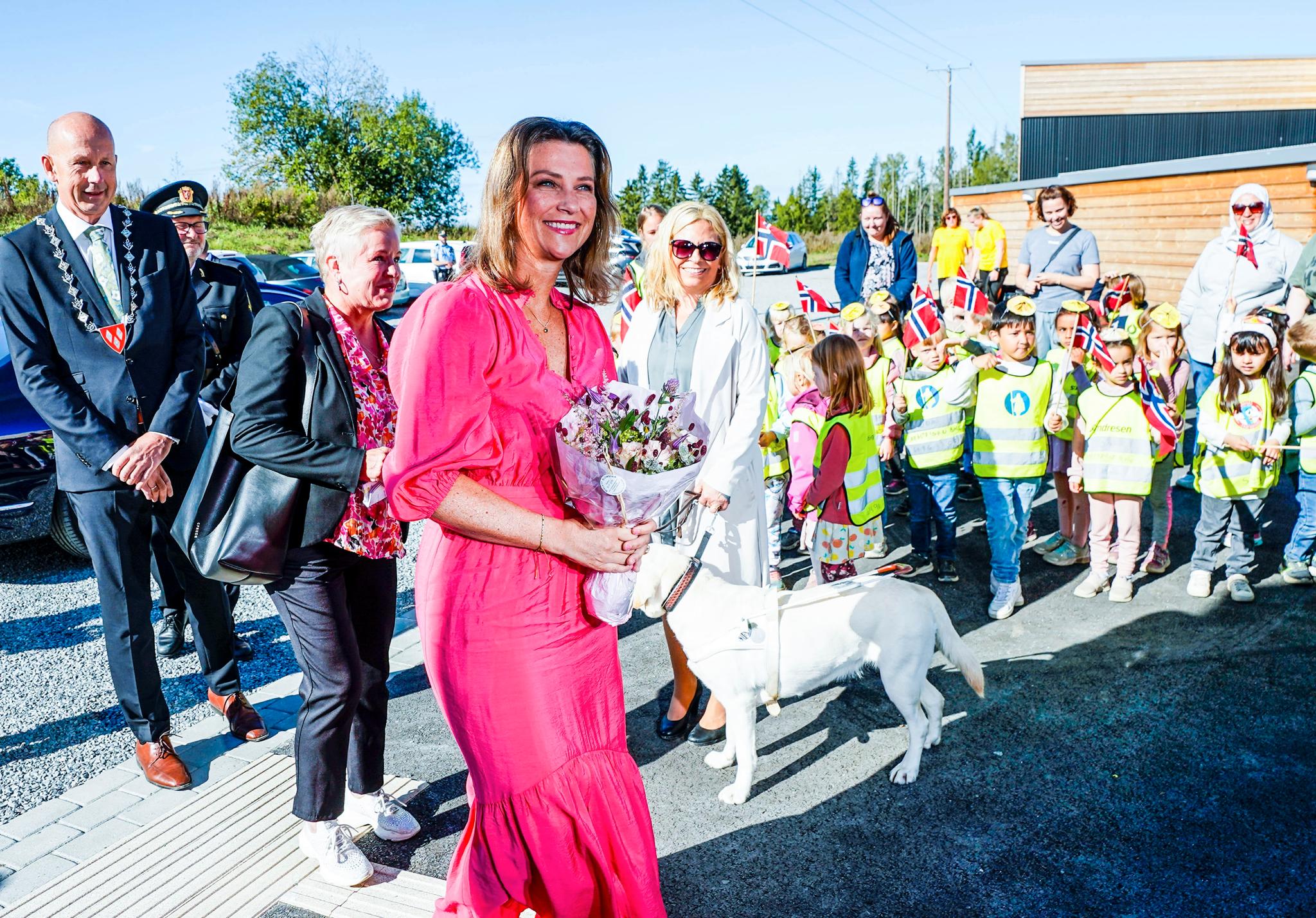 Prinsesse Märtha Louise åpnet det nye førerhundanlegget på Ås, Hundeskolen Veiviseren. Hun er Norges Blindeforbunds beskytter. 