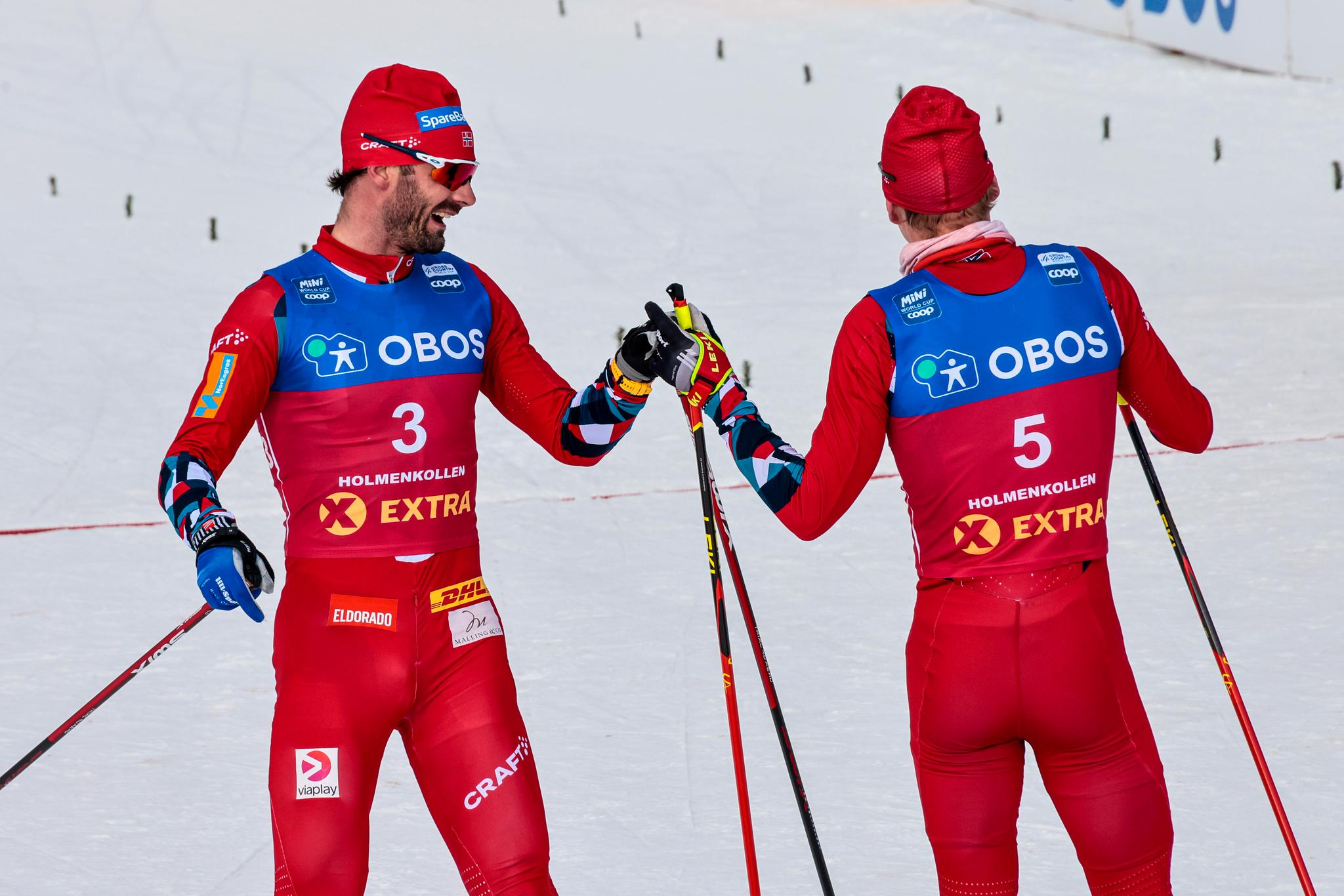 KARRIERENS SISTE RENN: Hans Christer Holund og Simen Hegstad Krüger (med ryggen til) etter femmila i Holmenkollen i mars. Krüger vant, mens Holund ble nummer to.