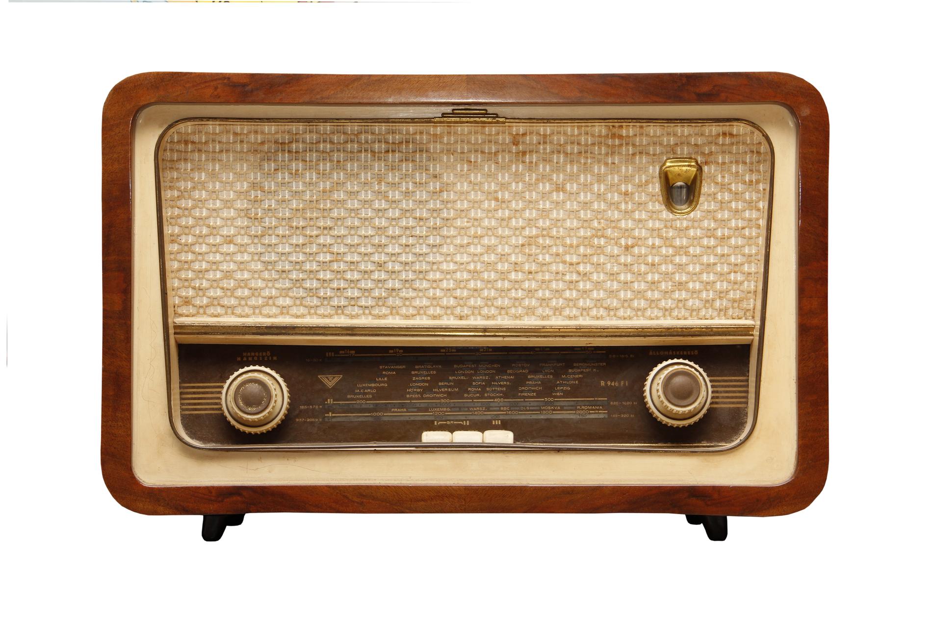 HOBBY: Innsenderen samler på gamle radioer og vil gjerne bruke dem. Derfor satte han opp sin egen lille FM-sender.