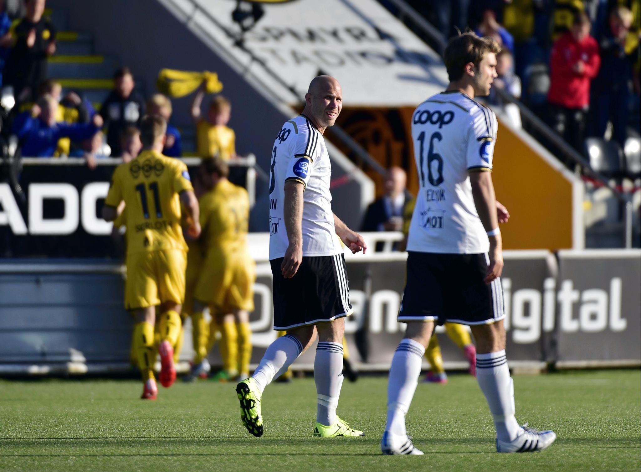 Rosenborg gikk på et overraskende tap mot Bodø/Glimt. Her fortviler Mikael Dorsin og Jørgen Skjelvik, mens Glimt-spillerne feirer i bakgrunn.