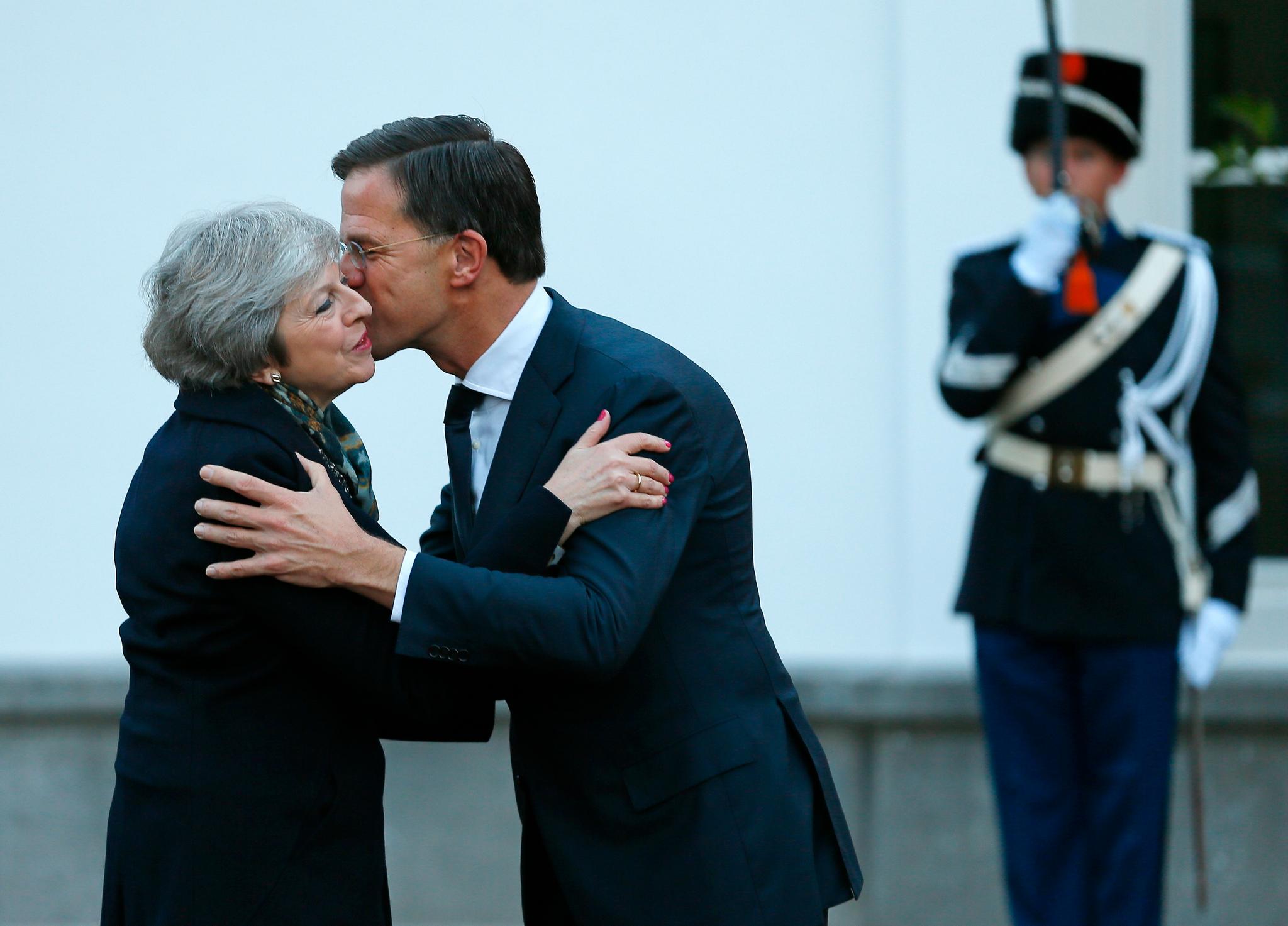  Smil og klemmer da statsminister Theresa May møtte sin nederlandske kollega Mark Rutte tirsdag morgen. Men det er helt åpent om EU-landene vil hjelpe May med å få skilsmisseavtalen gjennom Underhuset. 