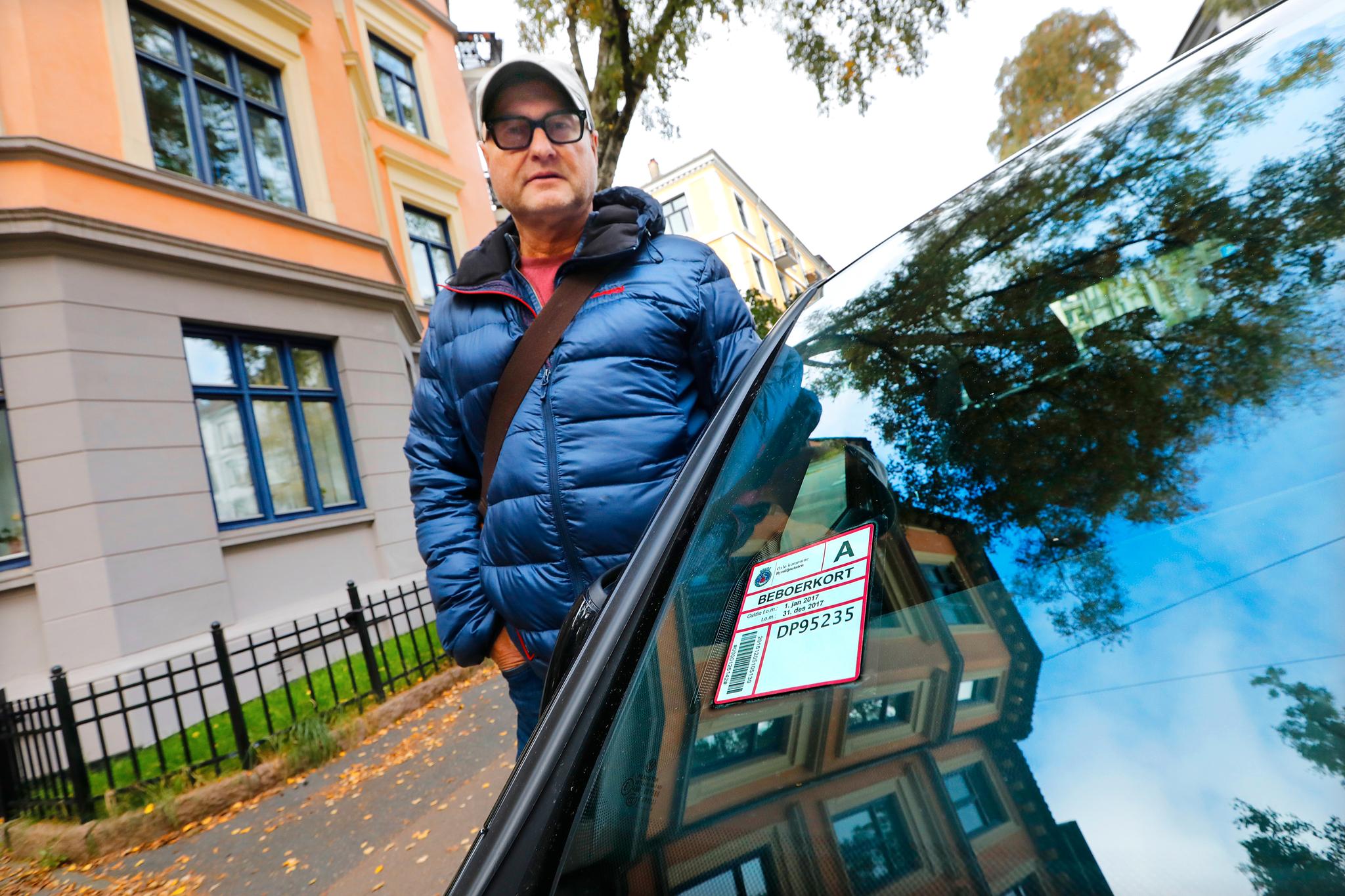  Arne Hågensen på Majorstuen har to biler. Han må ut med 7000 kroner året for å få en mulighet til å parkere gatelangs - men er ikke sikret plass. 