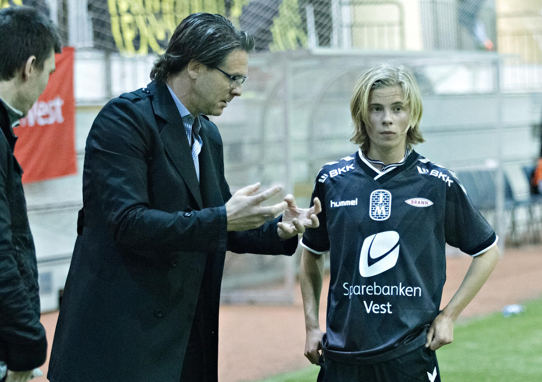 I BRANN: Emil Hansson med daværende trener Rikard Norling. 