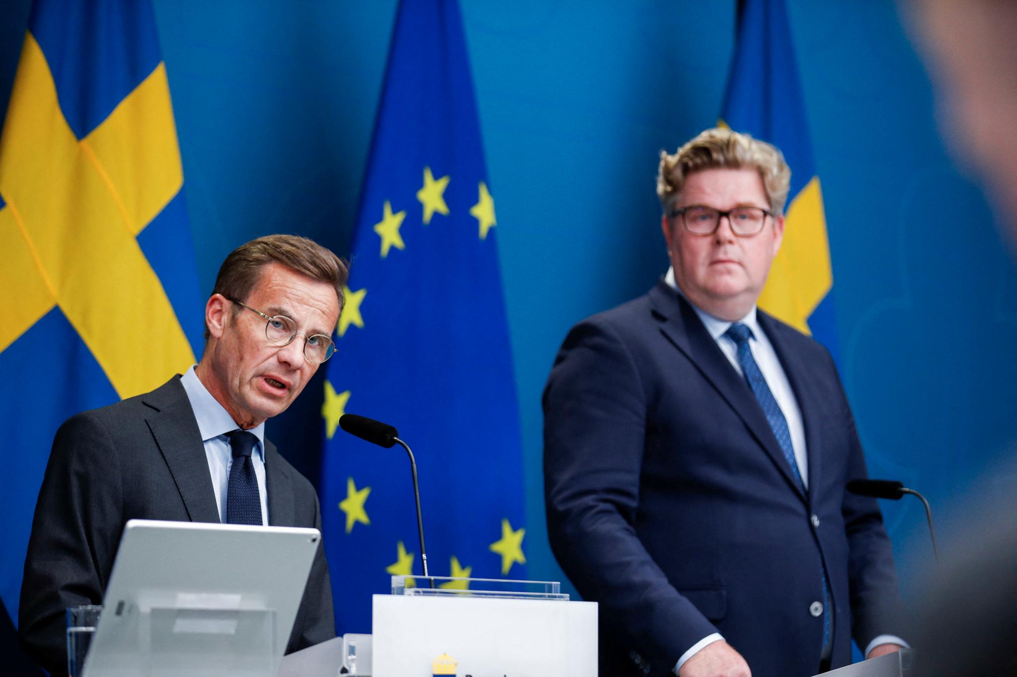 Her fra tirdagens pressekonferanse til Sveriges statsminister Ulf Kristersson (t.v.) og justisminister Gunnar Strömmer. 