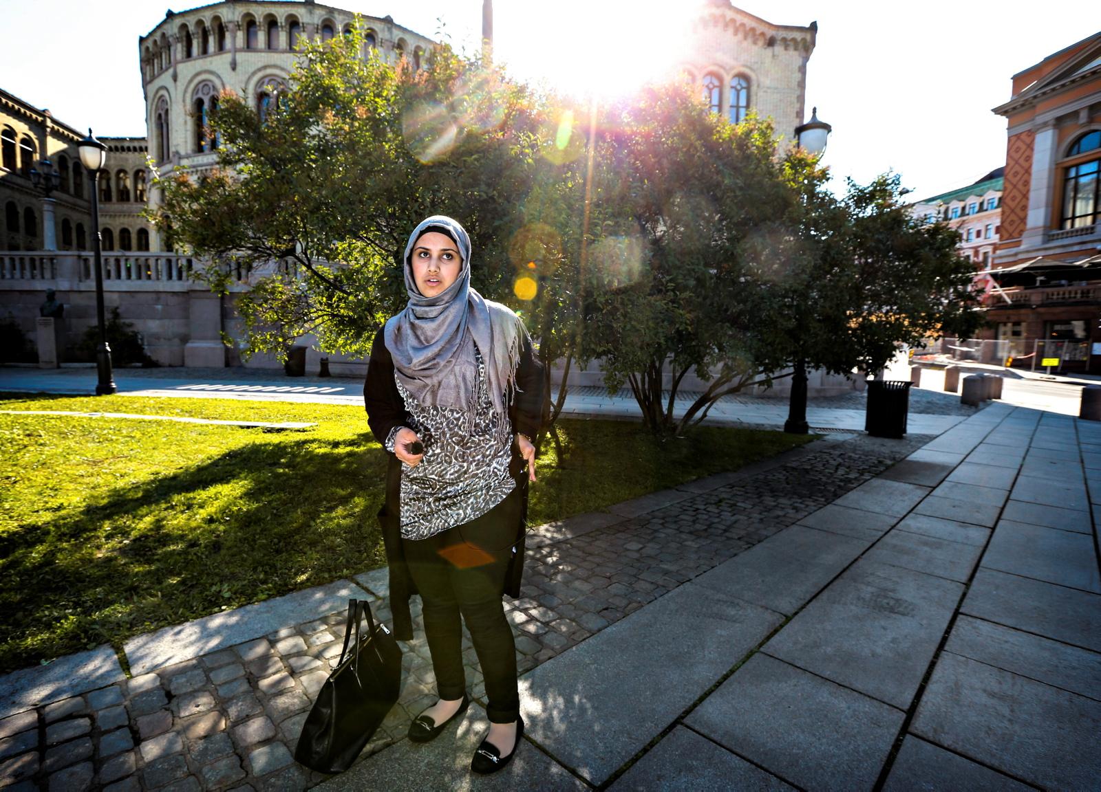 Faten Mahdi Al-Hussain (19) mener vanlige unge norske muslimer må tørre å stå frem mot ekstremisme og bruke stemmen sin. - Vi har heller latt folk som Profetens Ummah få snakke, sier hun.