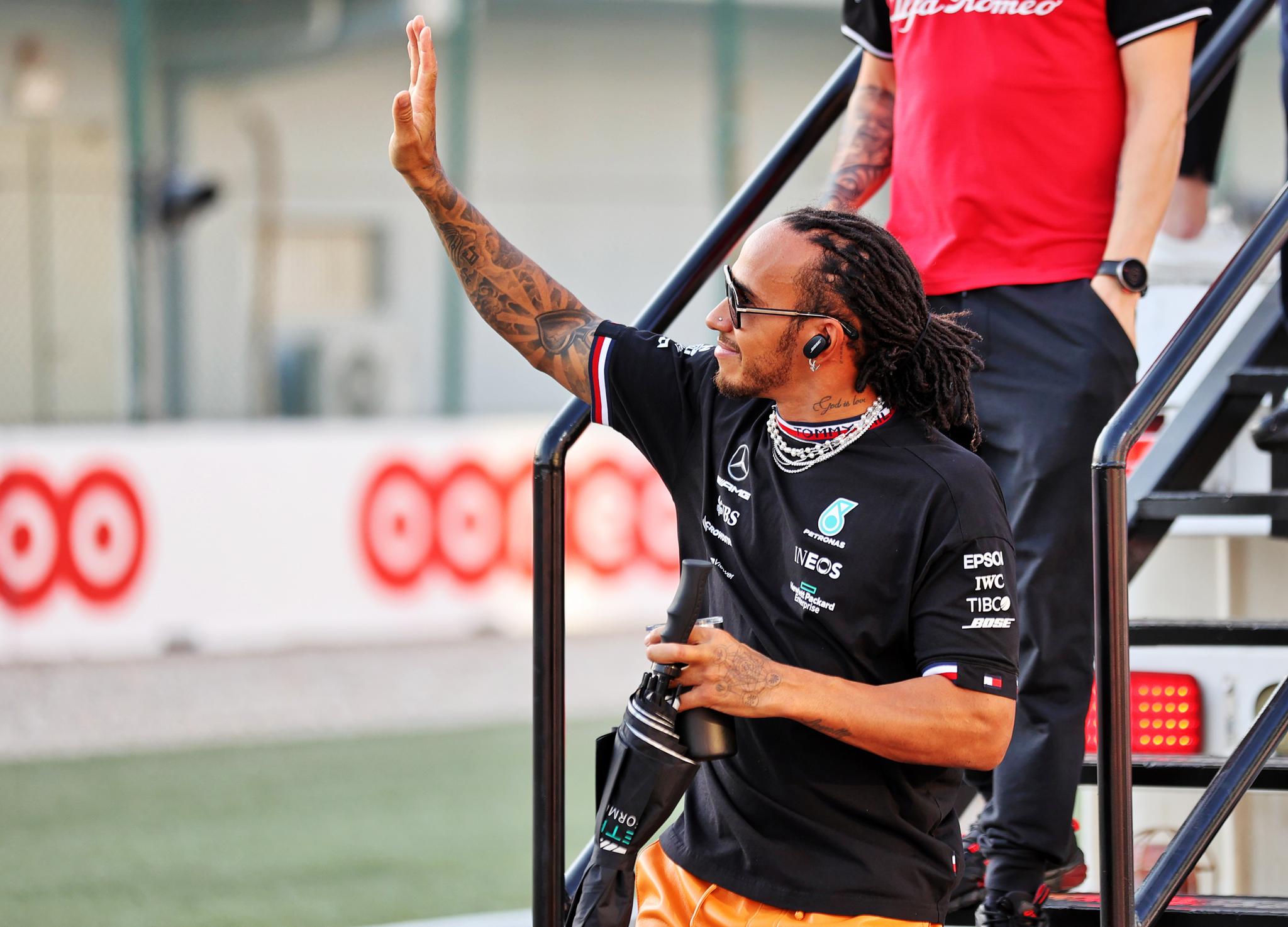 HILSER: Lewis Hamilton vinker til publikum.