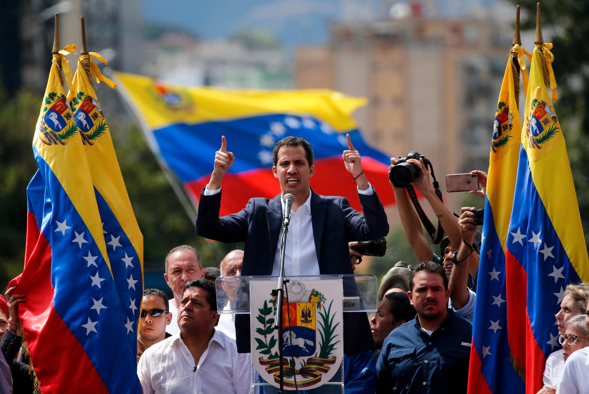  Juan Guaido har vært president for Venezuelas nasjonalforsamling. Foran en stor folkemengde proklamerte han onsdag at han vil ta presidentmakten fra Maduro. 