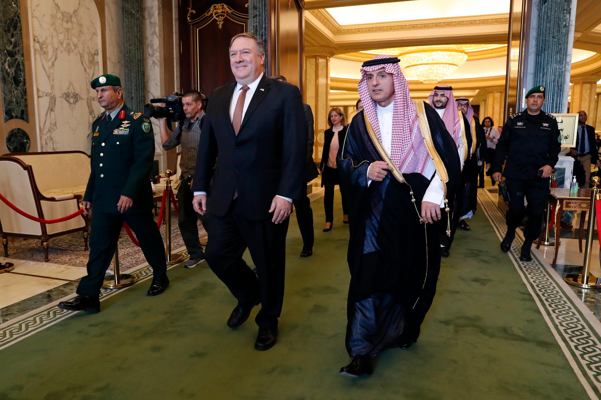 Saudi-Arabias utenriksminister Adel al-Jubeir (t.h.), her sammen med USAs utenriksminister Mike Pompeo, sier kronprins Mohammed bin Salman var uvitende om drapet på Jamal Khashoggi.