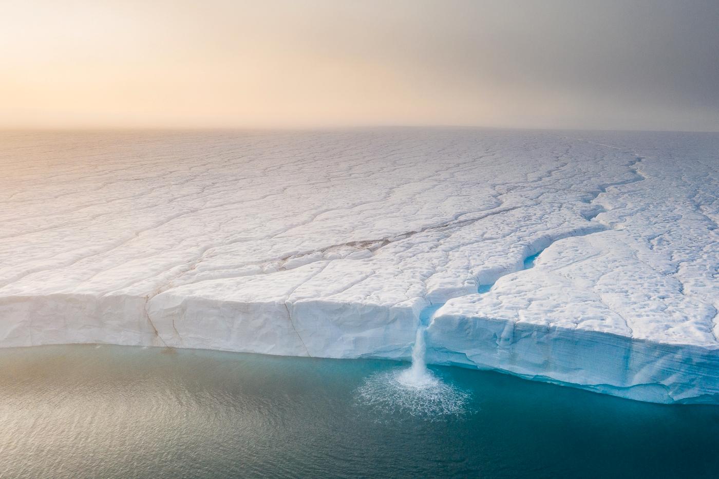 TRUET NATUR: Norske Roy Magersnes vant klassen for truet nordisk natur med etter dronebildet fra Austfonna, en av verdens største isbreer, på Svalbard. 