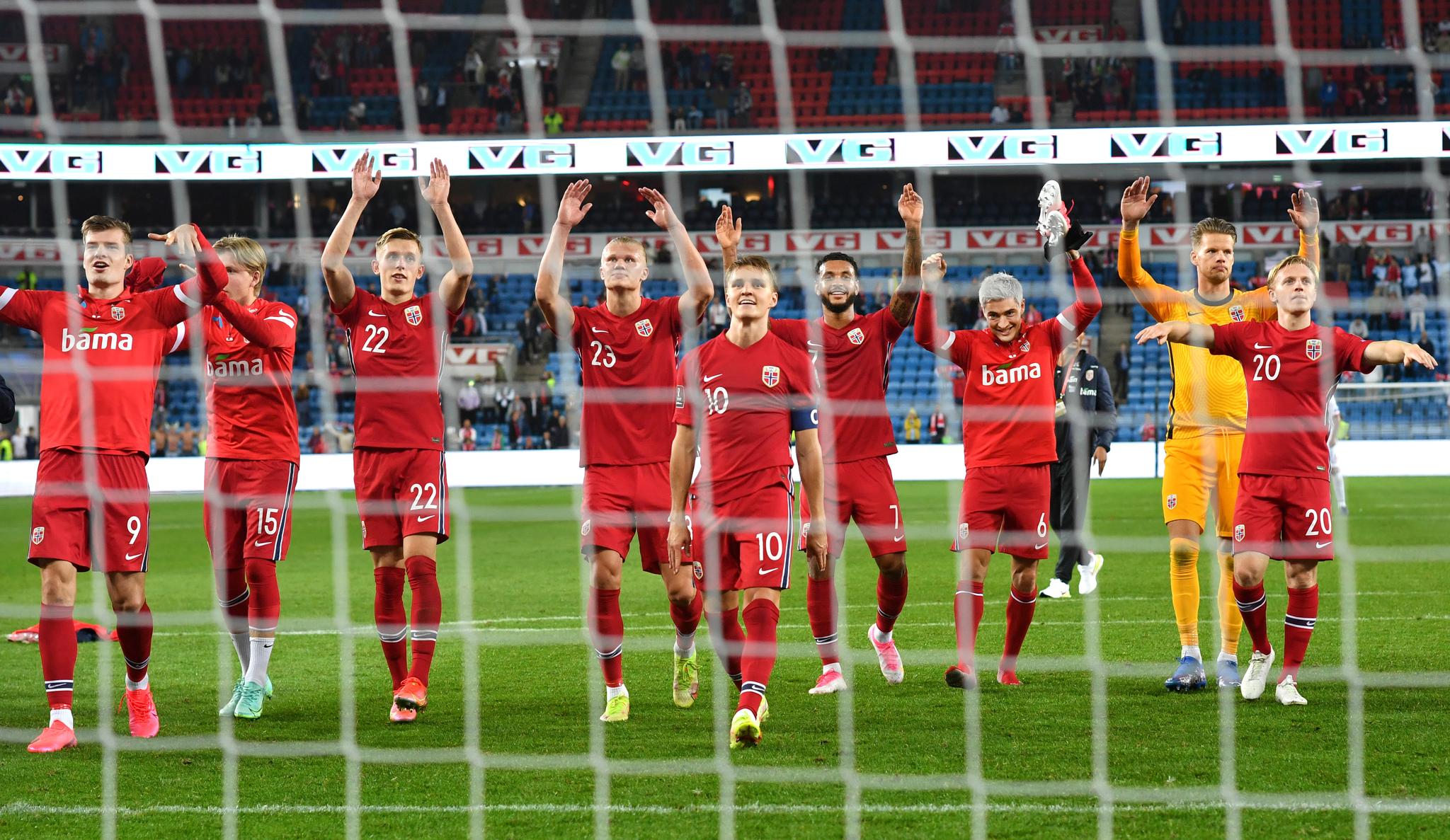 VM-HÅPET LEVER: De norske spillerne jubler med fansen etter 5–1-seieren over Gibraltar. 