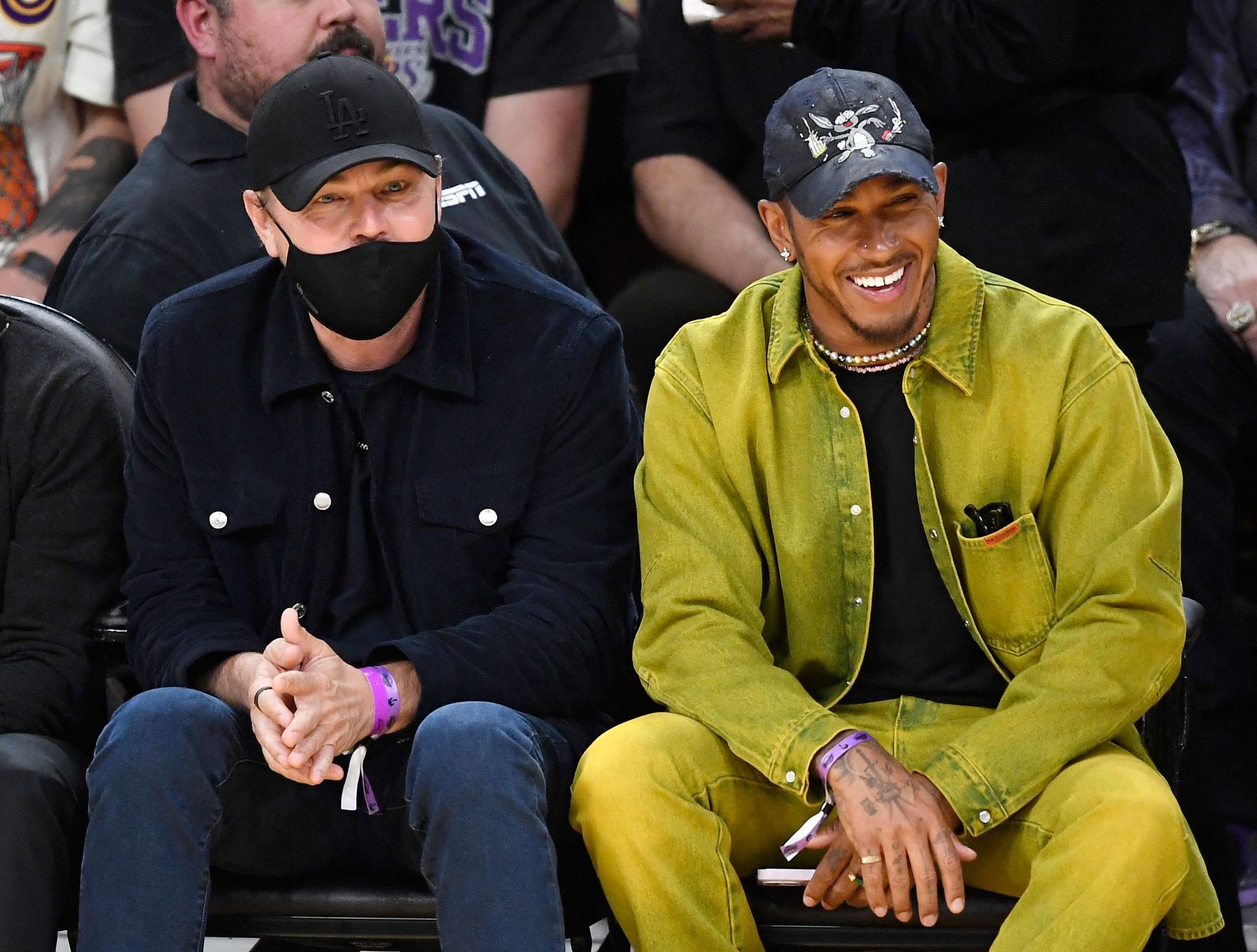 GUTTA BOYS: Lewis Hamilton på Los Angeles Lakers-kamp i NBA-sluttspillet sammen med Leonardo DiCaprio (t.v.). Bildet er tatt den 12. mai.