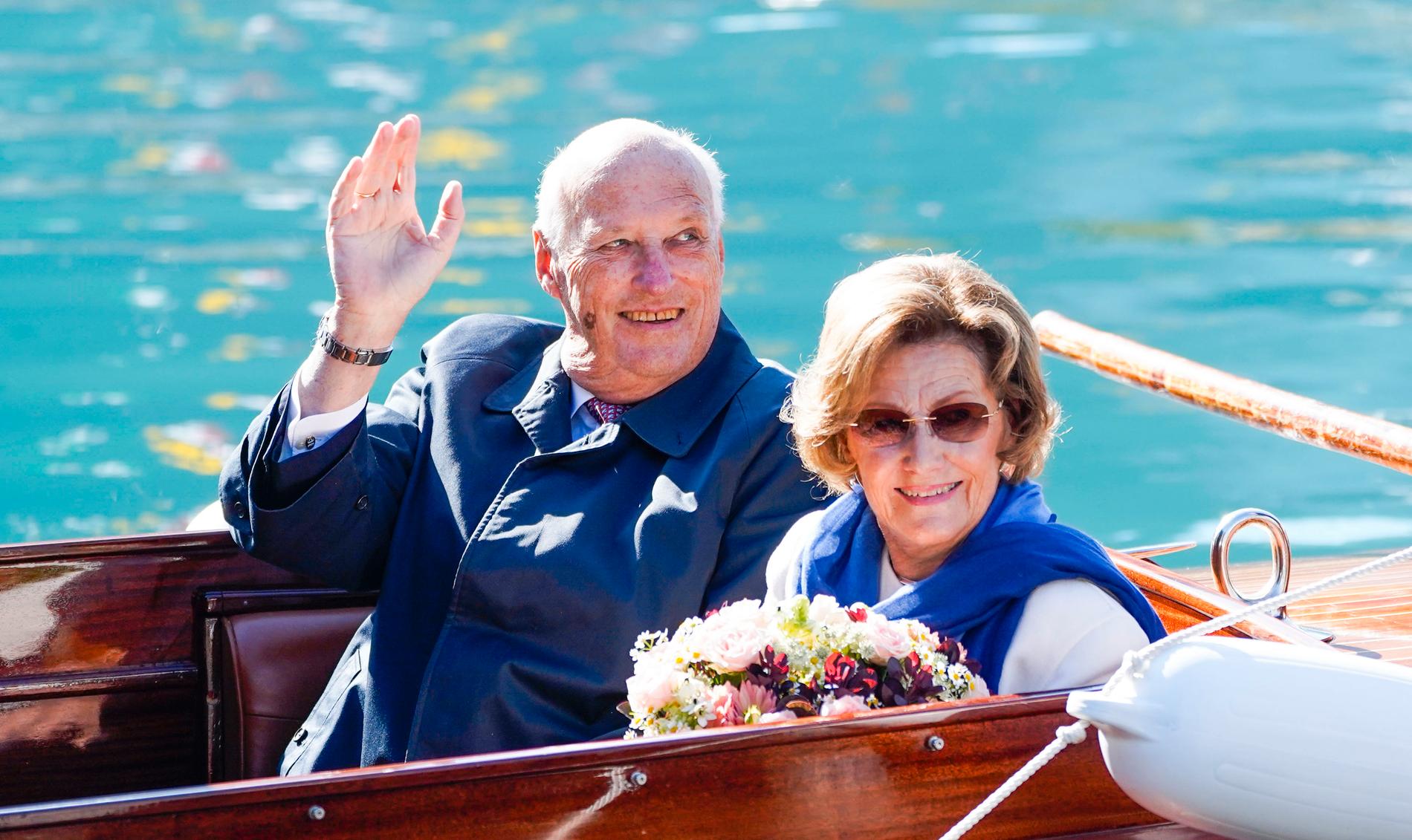 Kong Harald og dronning Sonja hadde lange dager med masse program da de besøkte Sunnmøre i fjor. 