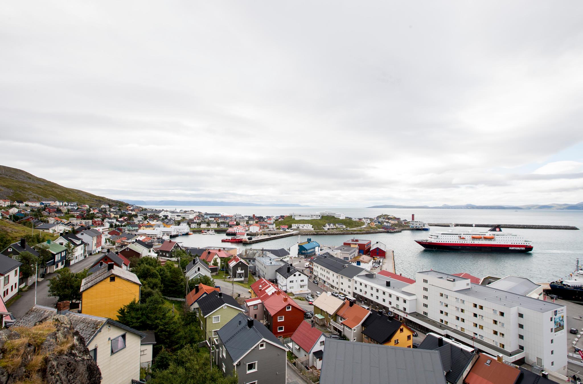  Honningsvåg på Magerøya i Finnmark, i forbindelse med sykkelrittet Arctic Race of Norway. Hurtigruten "MS Richard With" legger til kai. 