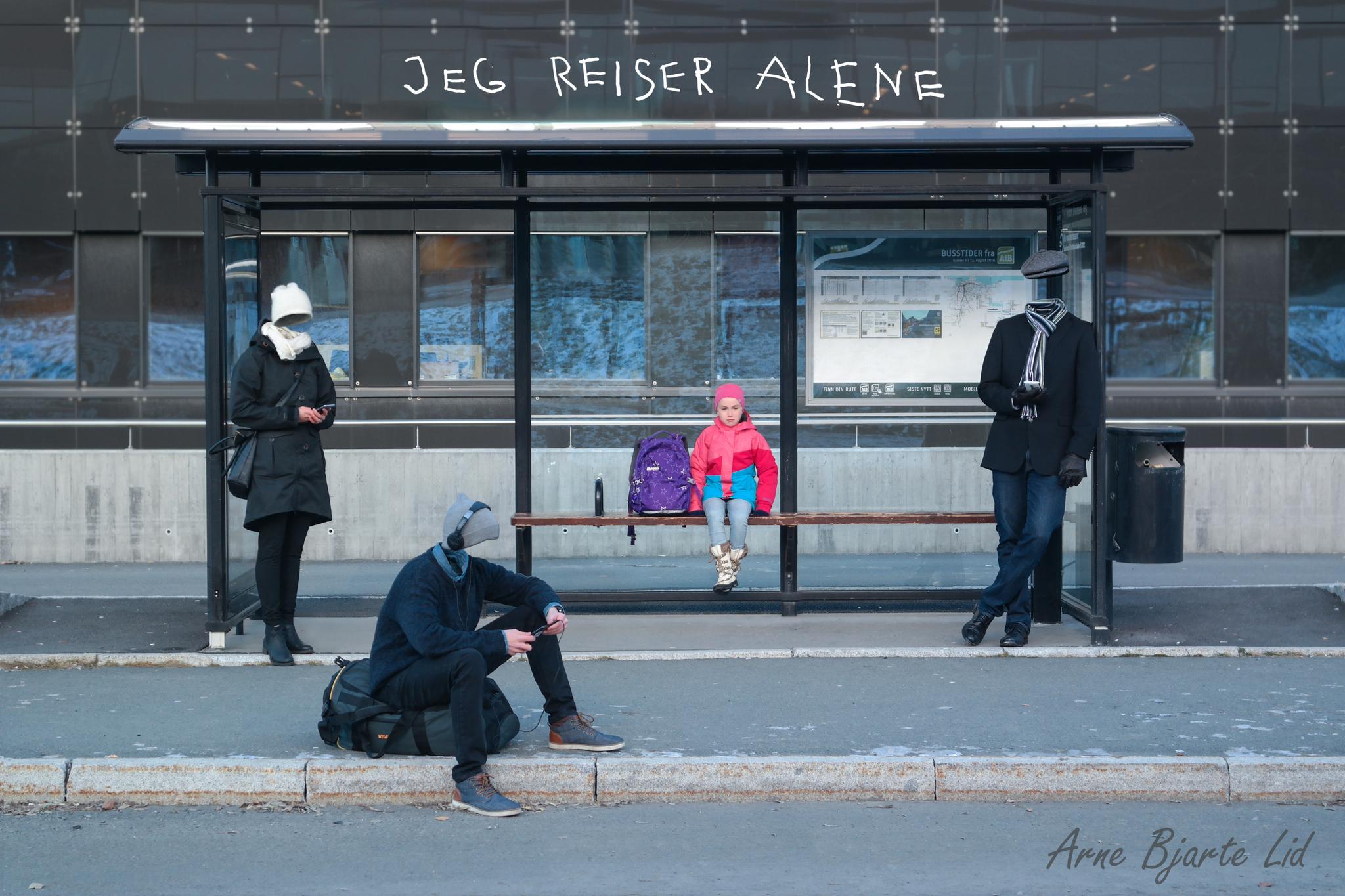 Vi glemmer at de rundt oss er mennesker akkurat som oss: Den lille jenta som sitter alene i busskuret og ensom venter sammen med mennesker som ikke er til stedet, skriver Arne Bjarte Lid (20).