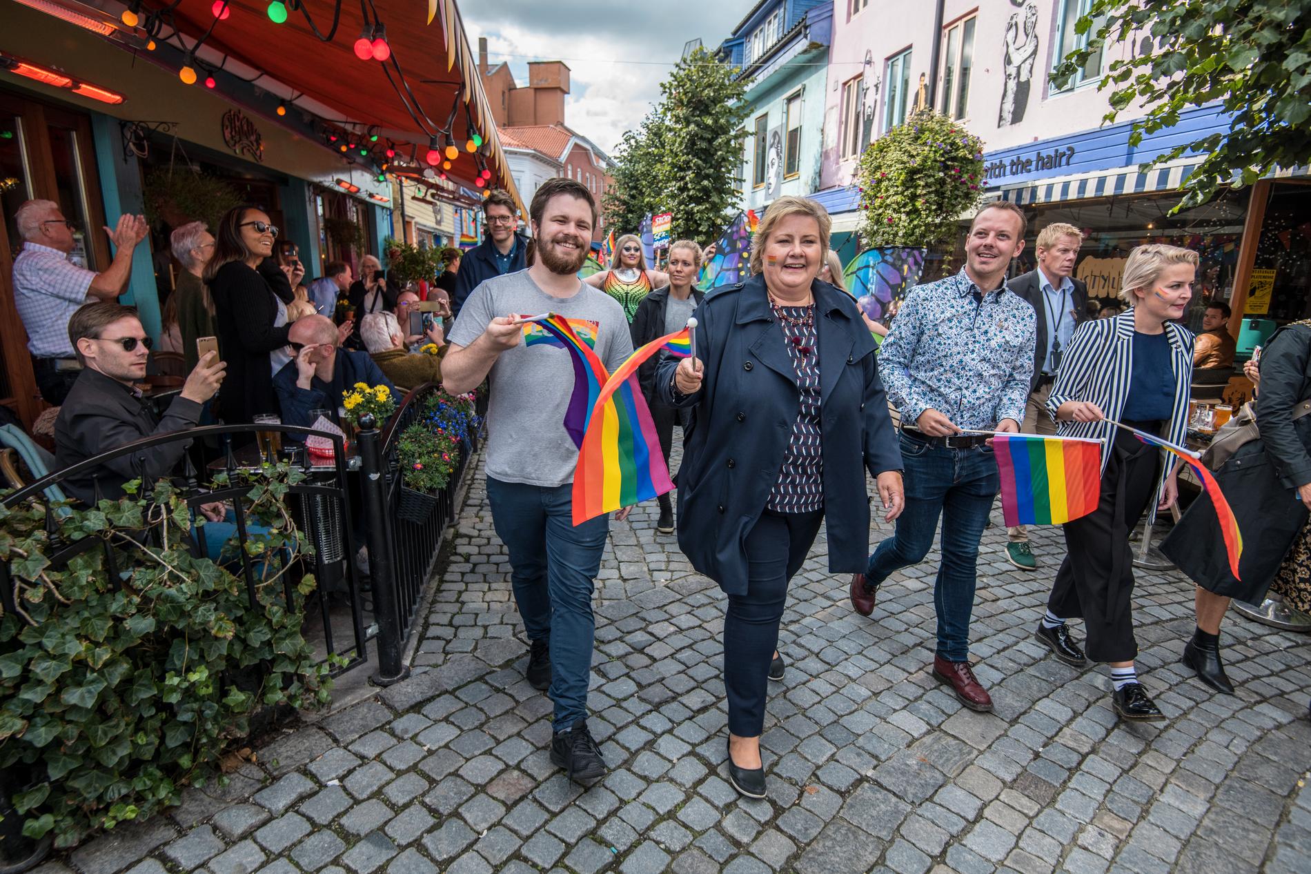 Statsminister Erna Solberg gikk i front under prideparaden i 2018. 