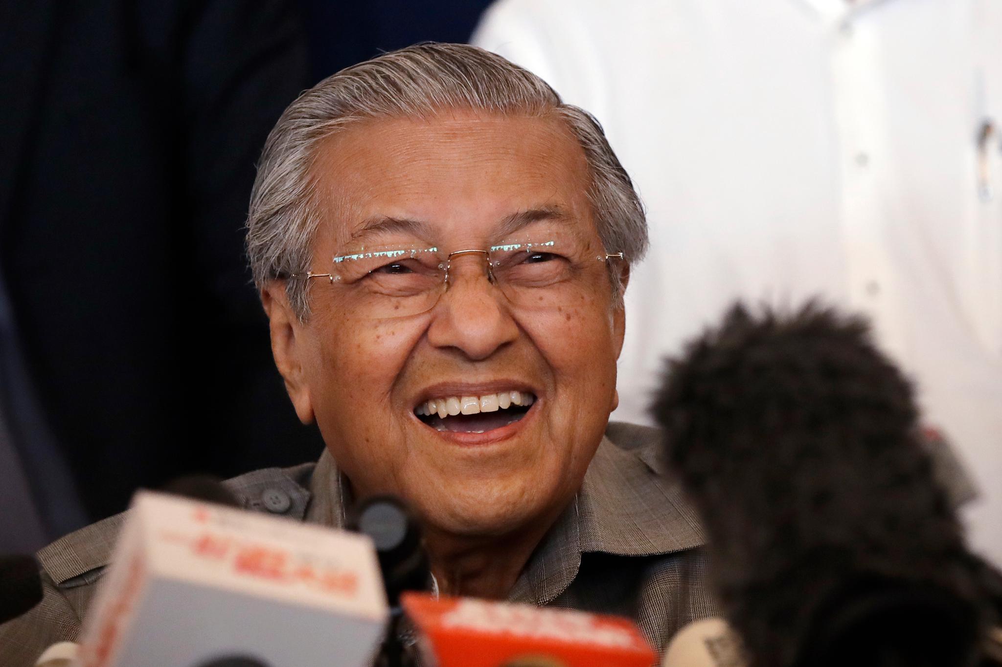  Mahathir Mohamad gleder seg over seieren som igjen gjør ham til Malaysias leder i en alder av 92 år. 