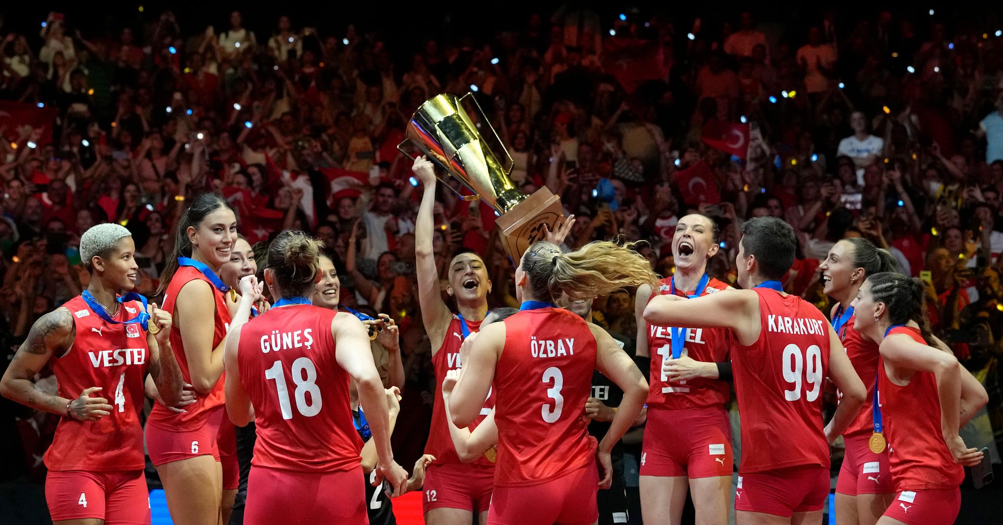 Det tyrkiske kvinnelandslaget i volleyball jublet etter seieren mot Serbia søndag kveld.