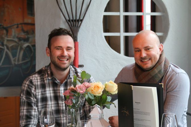 Bookingansvarlig Kristian Sindland og dagligleder André Hjort håper Kristiansand er klar for en ny restaurant. Foto: Nadia Jemli