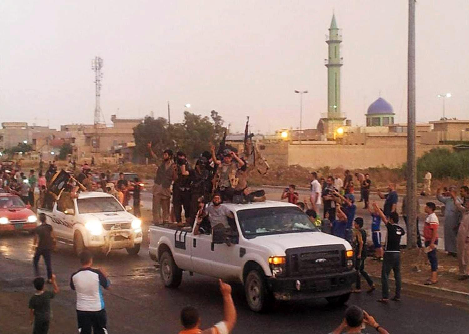 IS patruljerer jublende i gatene etter at Mosul falt i juni.