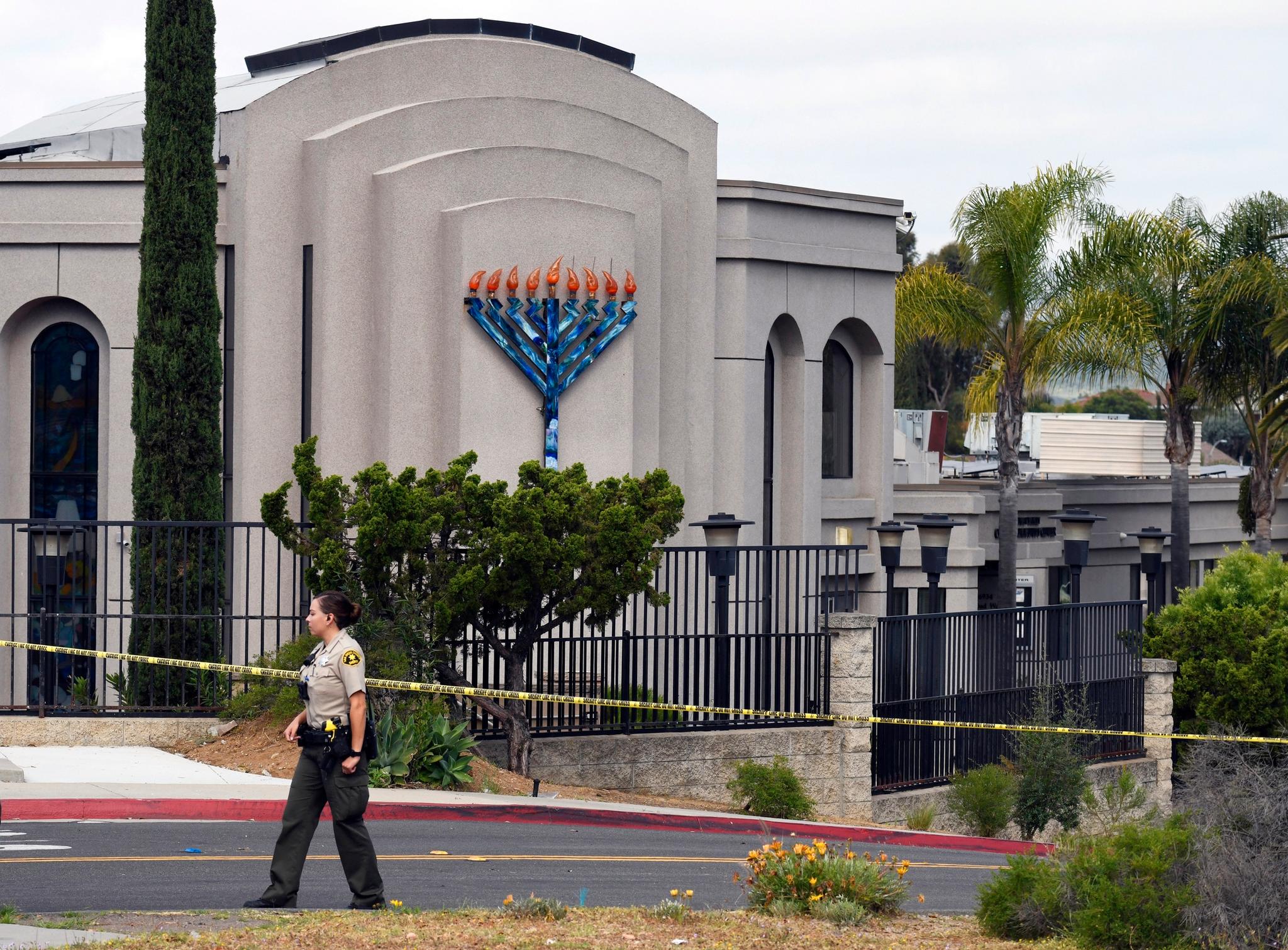28. april lastet en 19 år gammel mann opp et manifest på 8chan. Kort tid etter ble en person drept og tre skadet ved synagogen Chabad i Poway.