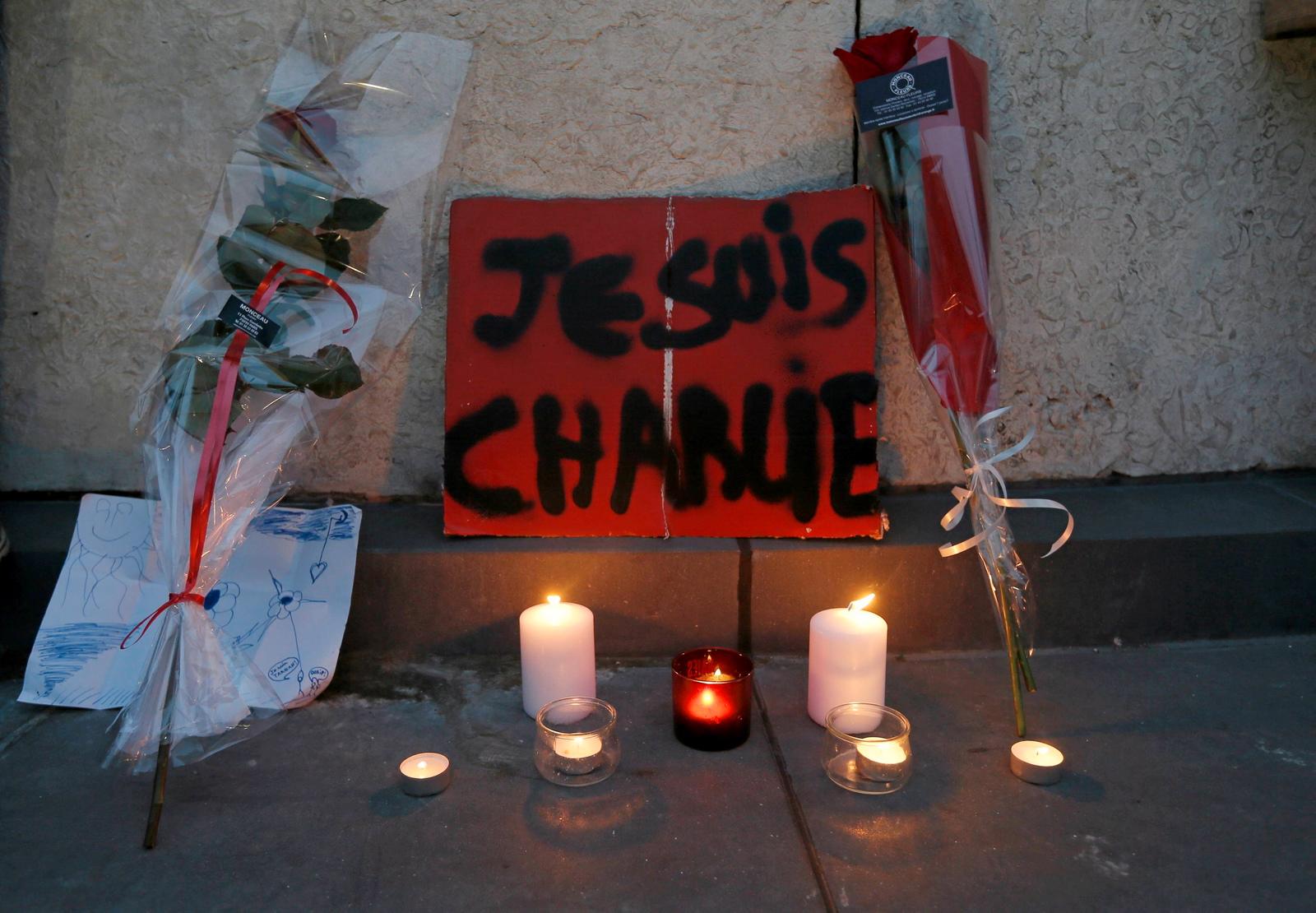 Responsen på den grusomme massakren i Paris er så langt en annen enn den vi ble vitner til da landets redaksjoner lot Jyllands-Posten, Vebjørn Selbekk og Charlie Hebdo i stikken, skriver artikkelforfatteren.