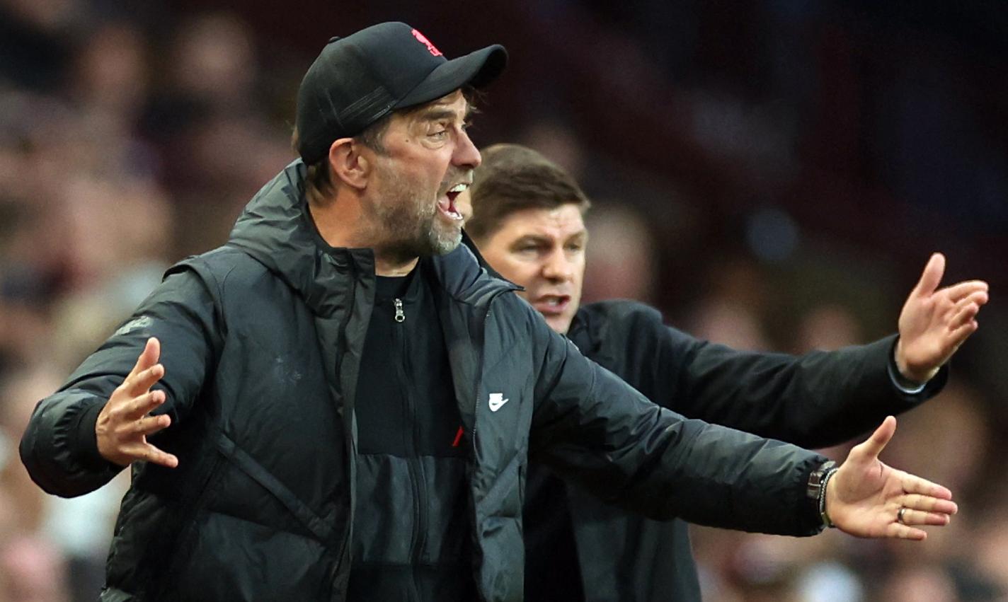 DUELL MED LEGENDEN: Jürgen Klopp med Aston Villa-manager og Liverpool-legende Steven Gerrard på sidelinjen. 