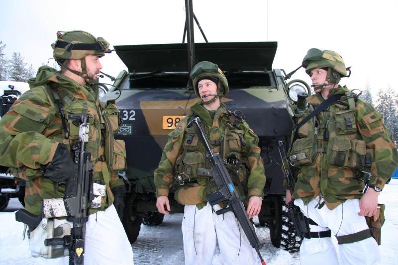 Rune Wenneberg og fenrikene Espen og Sjur på Rena i 2007, under forberedelse til oppdrag i Afghanistan.